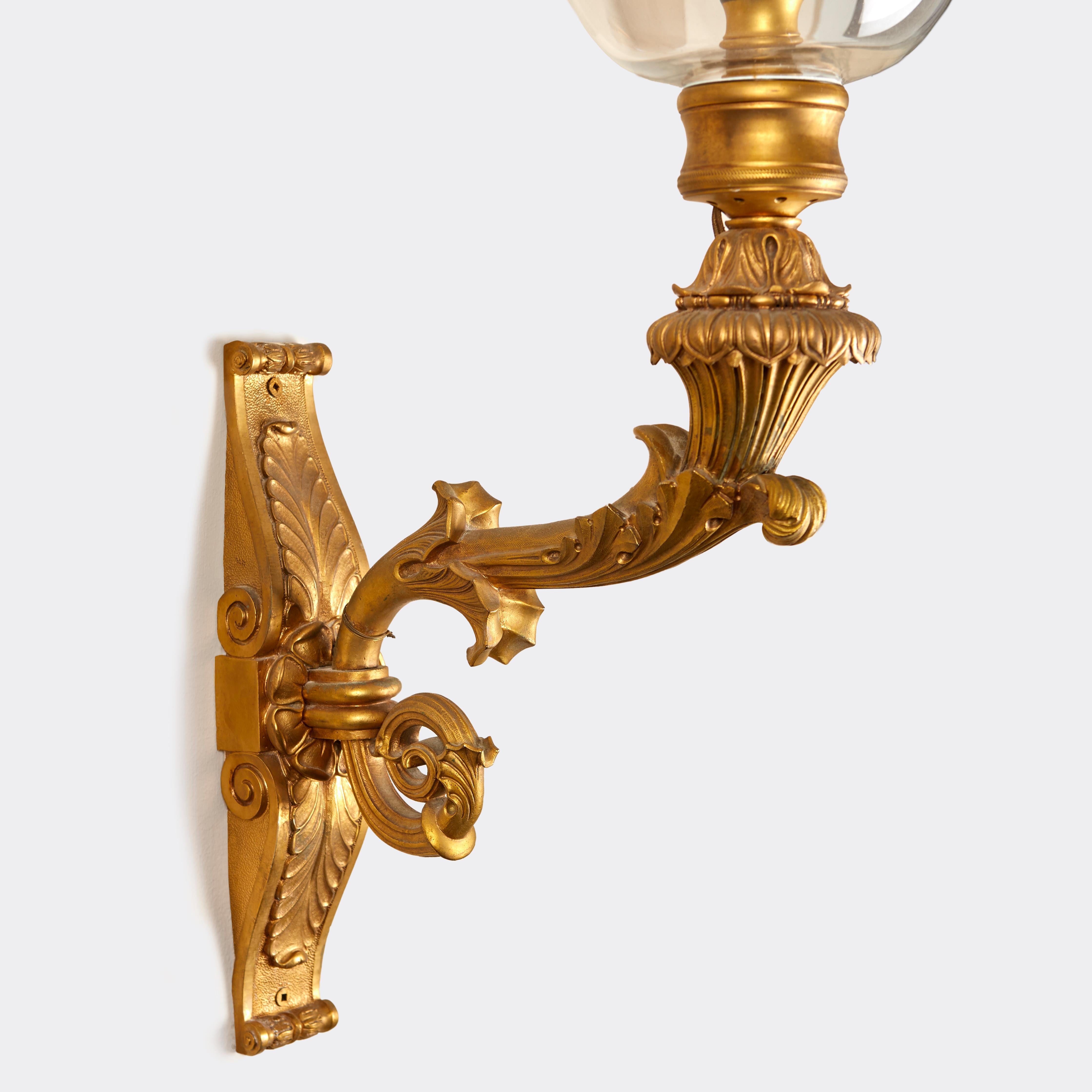 Zwei vergoldete Bronzewandleuchter im französischen Empire-Stil mit neoklassischen Details und antiken geätzten Glasschirmen für Orkane. CIRCA 1980