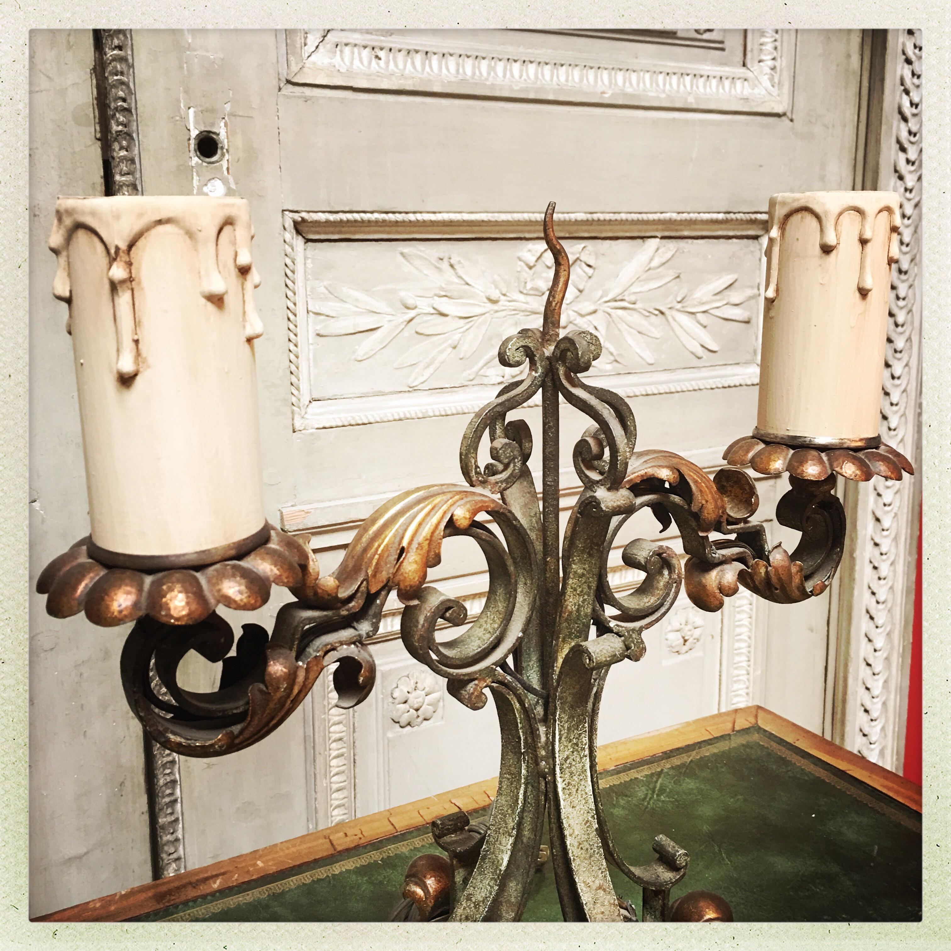Francese Coppia di candelabri francesi in ferro forgiato in vendita