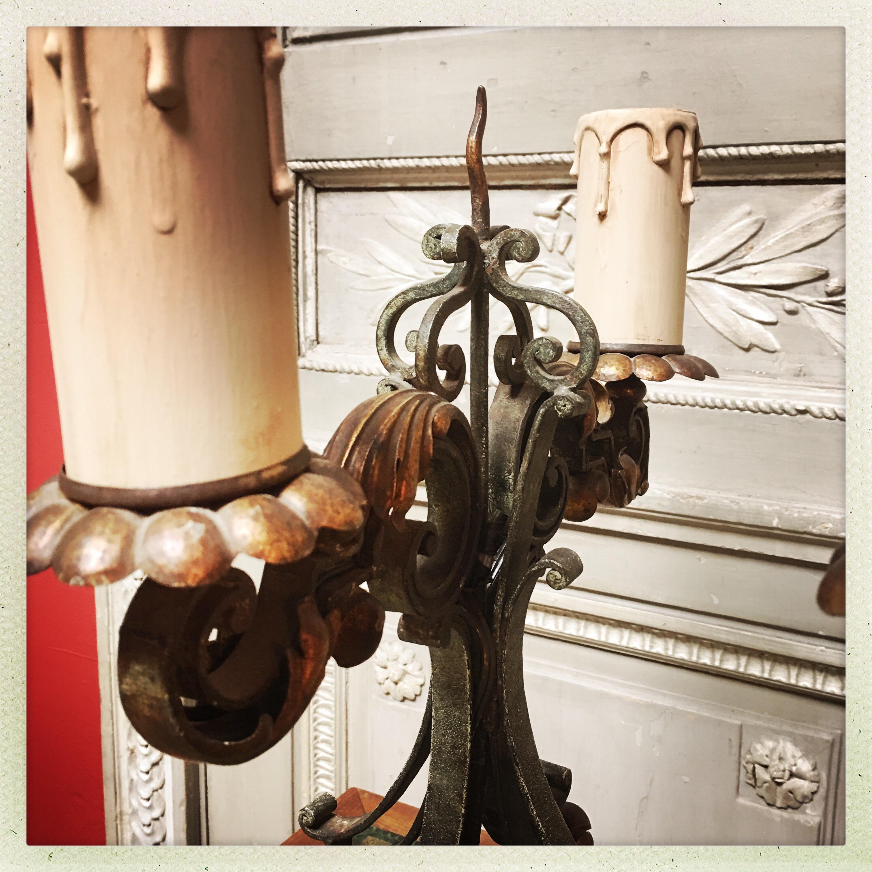 Coppia di candelabri francesi in ferro forgiato in vendita 1