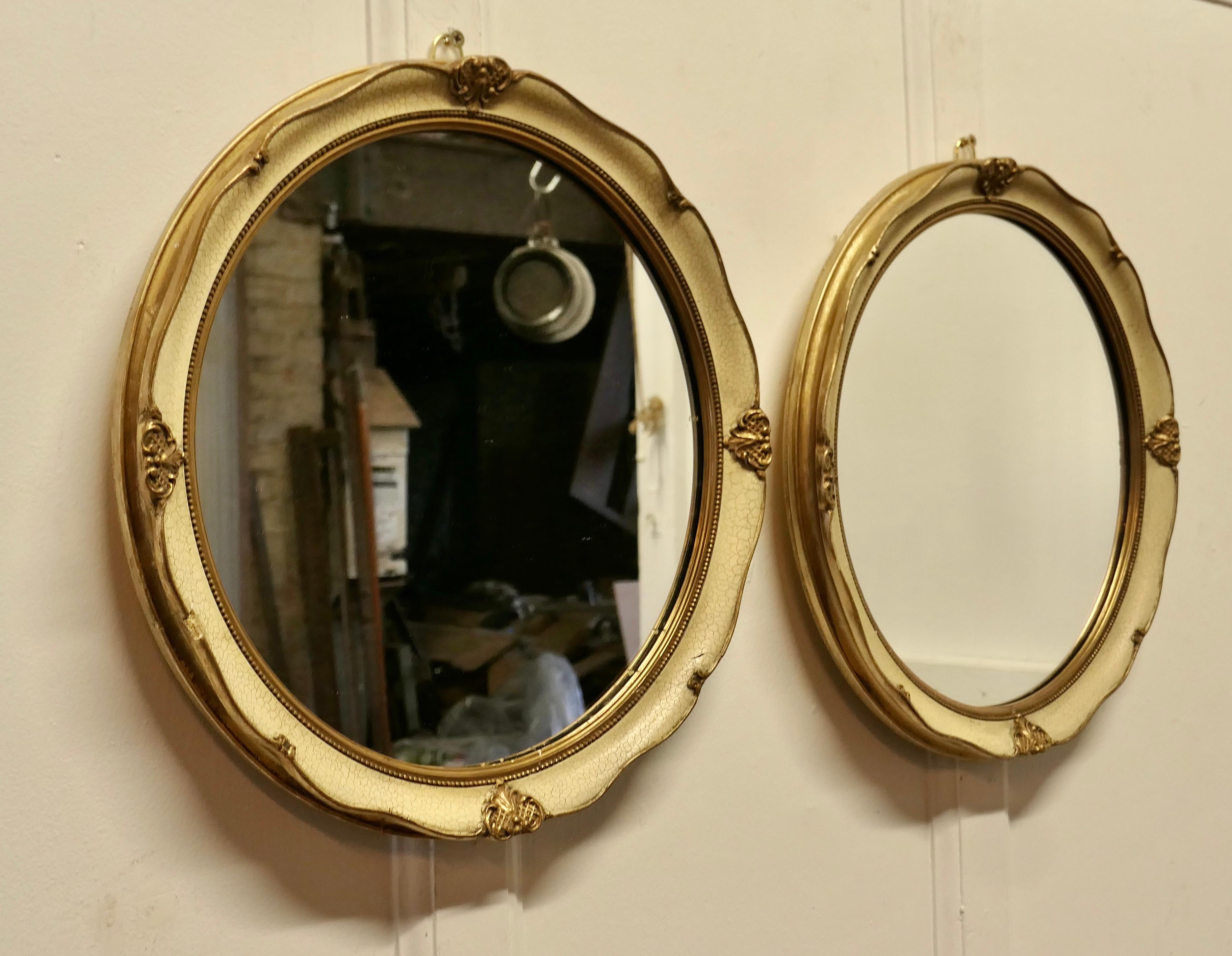 Paire de miroirs muraux français à finition dorée et crème craquelée   Bon état - En vente à Chillerton, Isle of Wight