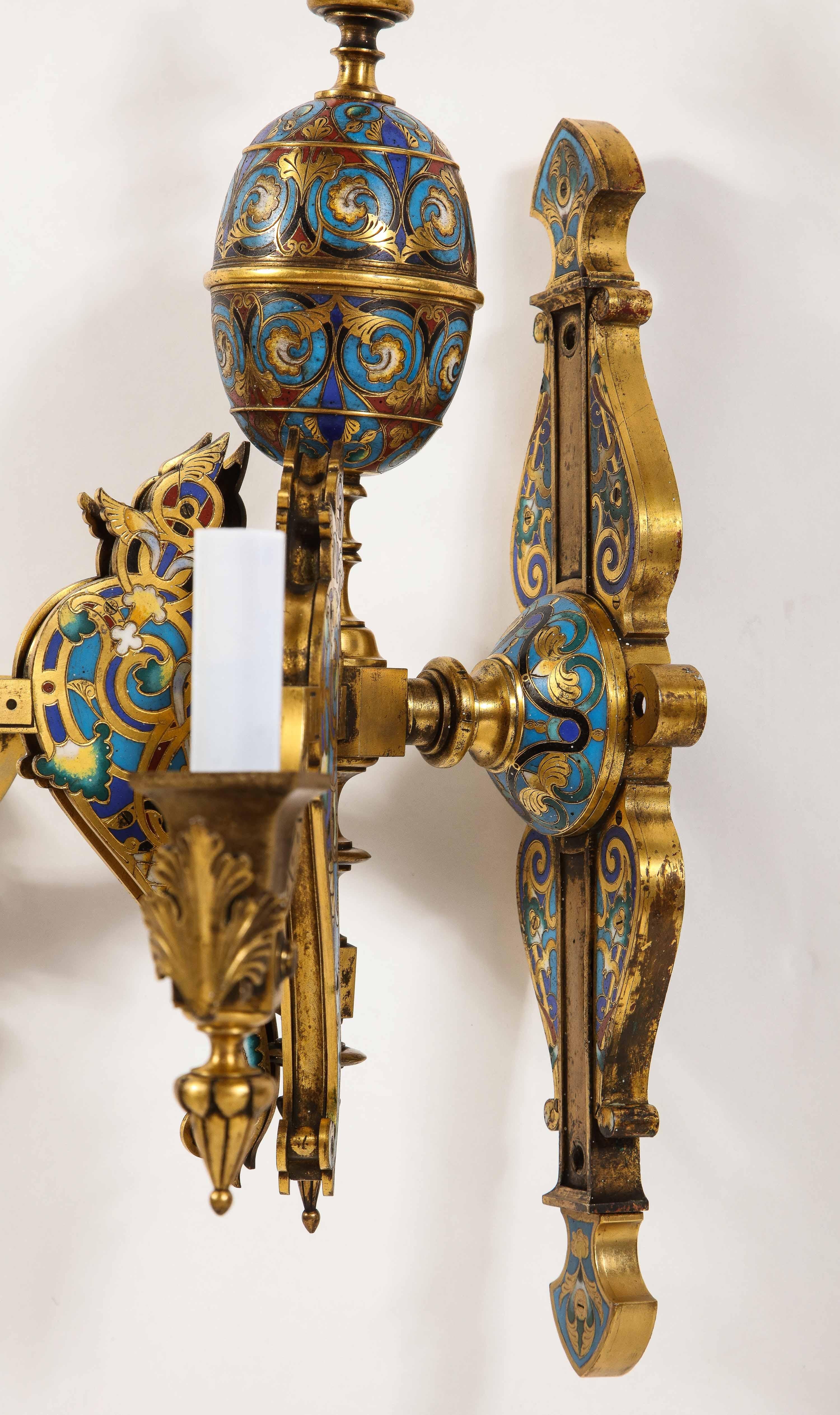 Paar französische 3-Arm-Wandleuchter aus vergoldeter Bronze und mehrfarbiger Champleve-Emaille im Angebot 7