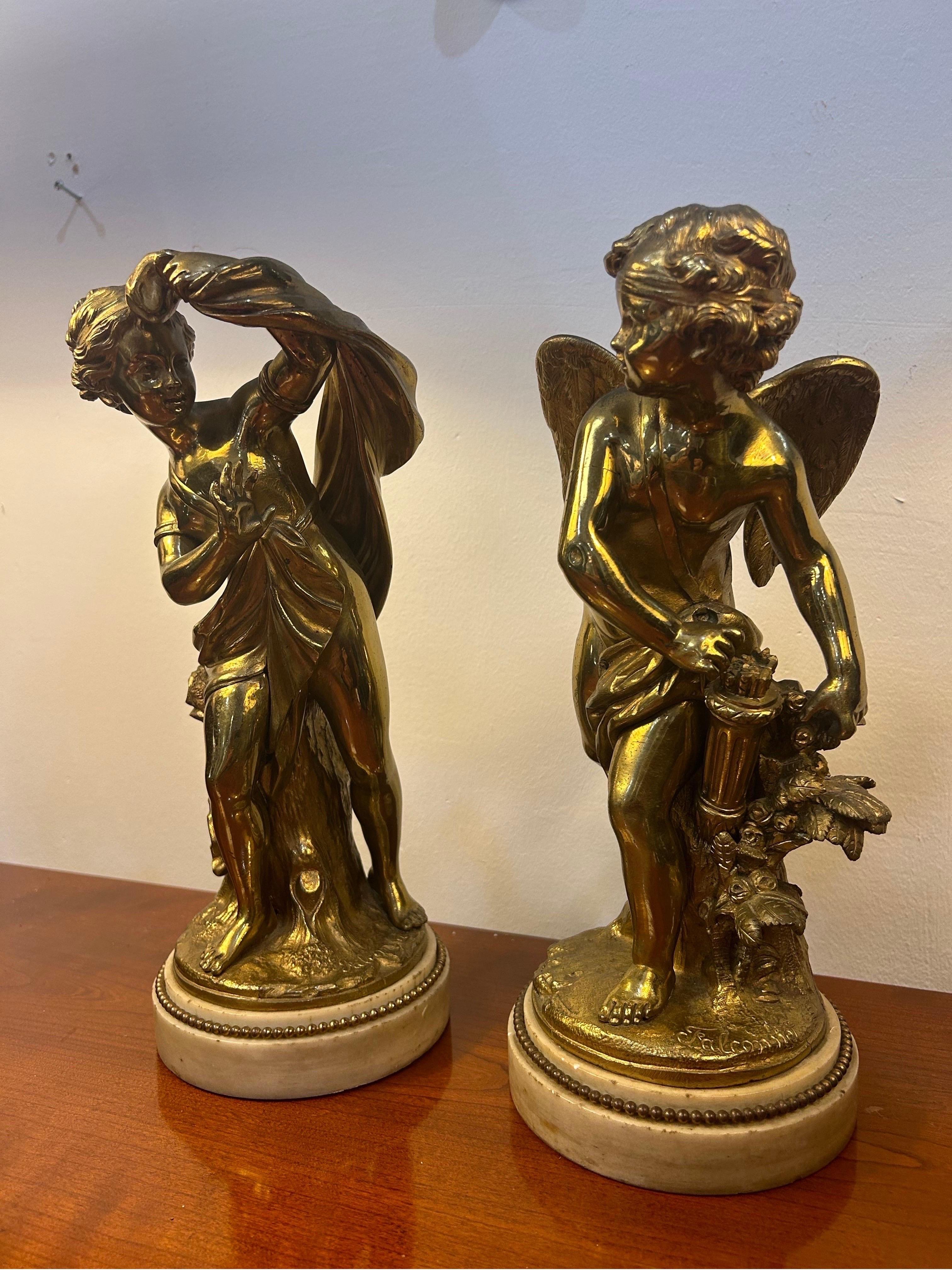 Paar vergoldete französische Bronzefiguren... Eine Figur mit Flügeln und die andere mit einem umhüllenden vergoldeten Gewand .... gibt es einige leichte Reibung der Vergoldung, die die Schönheit der Bilder nicht beeinträchtigt...signiert Etienne