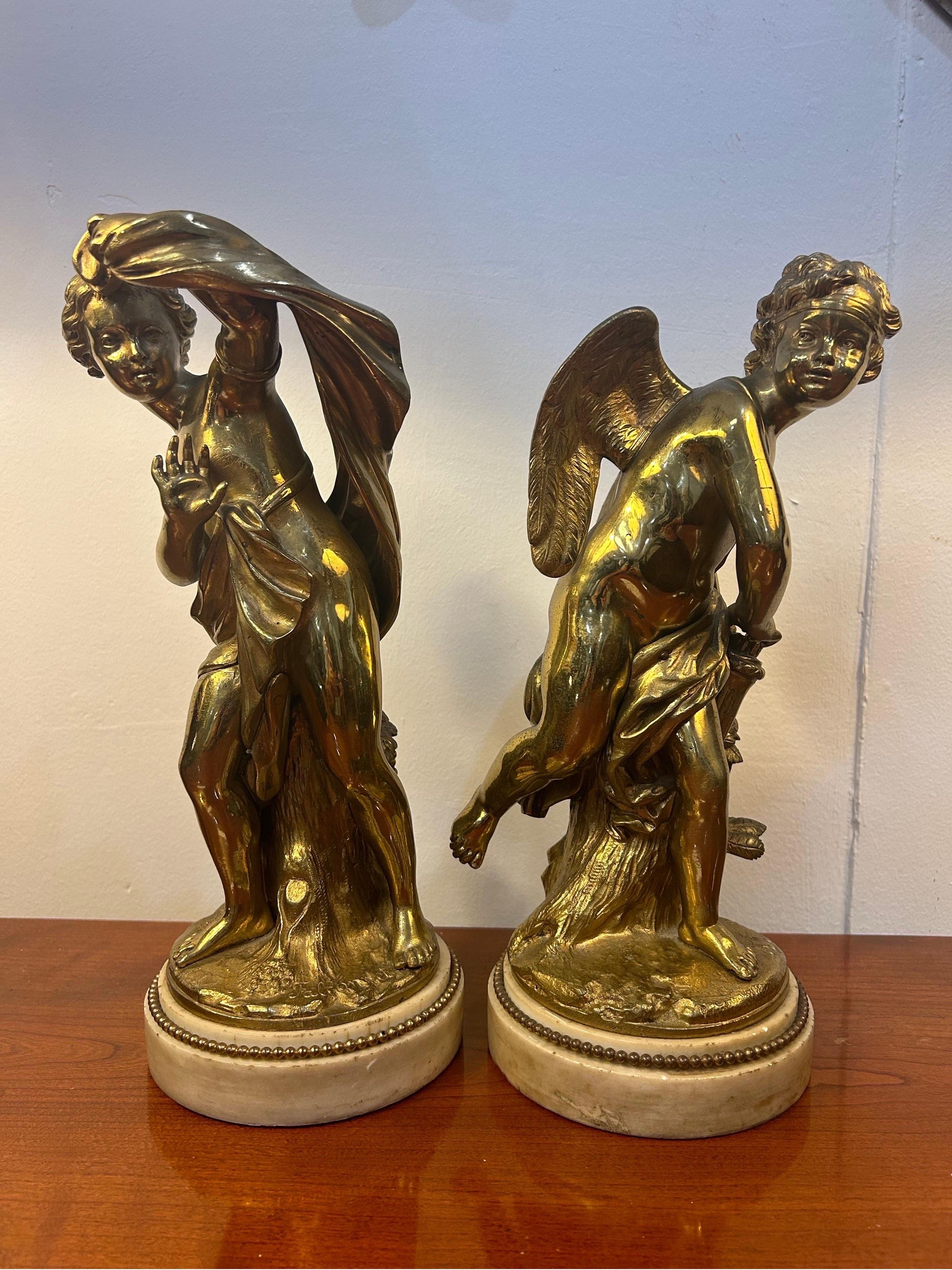 Paar französische vergoldete Bronzefiguren, signiert Etienne Maurice Falconett (Vergoldet) im Angebot