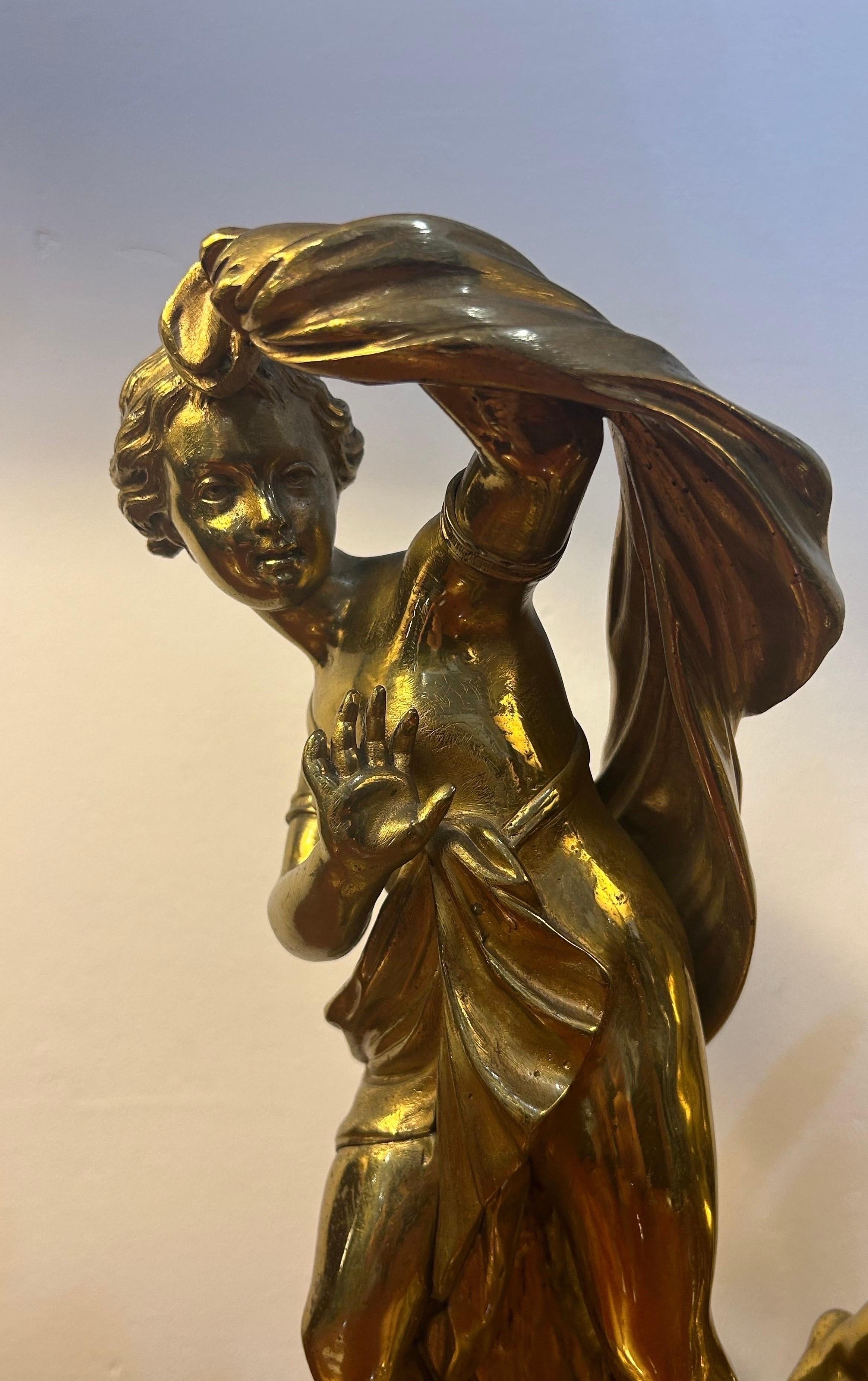 Paar französische vergoldete Bronzefiguren, signiert Etienne Maurice Falconett (Mittleres 19. Jahrhundert) im Angebot