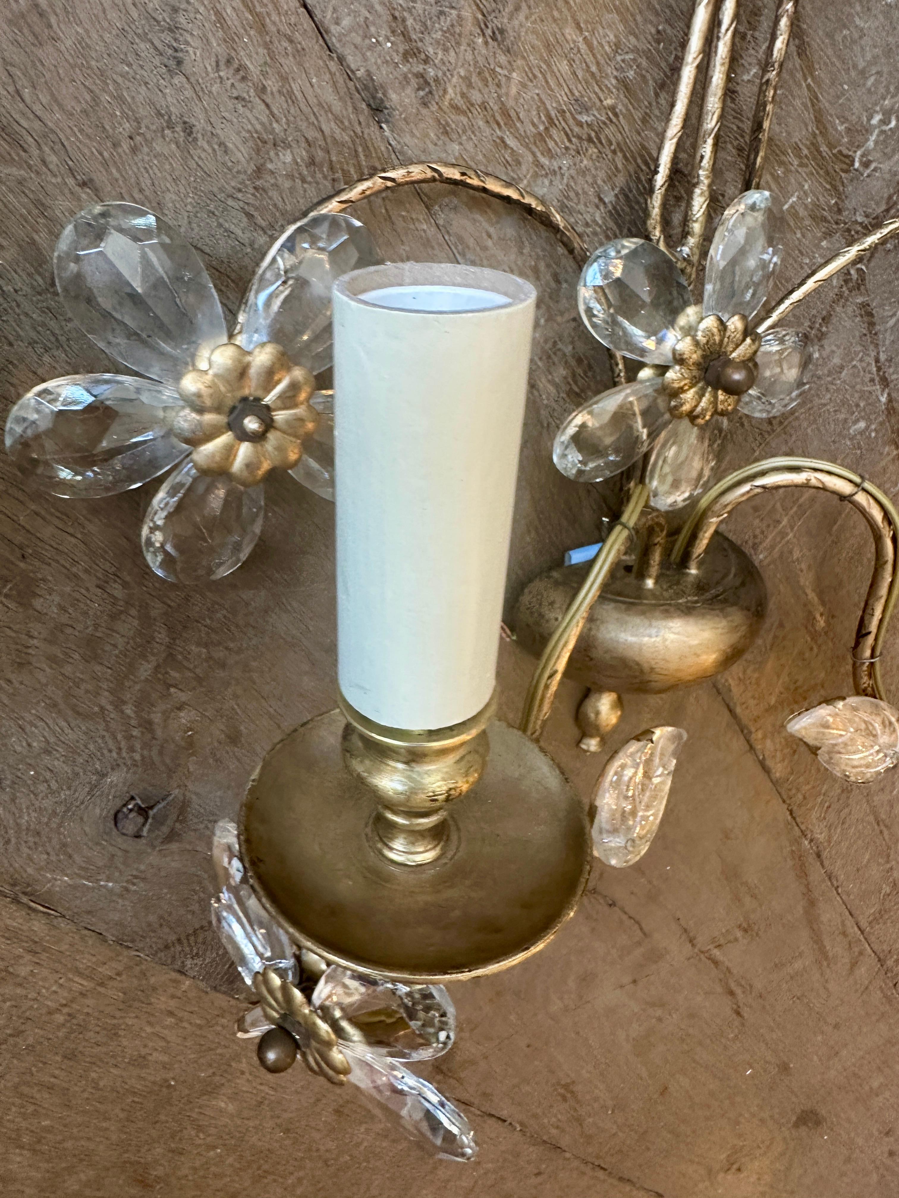 Ein Paar vergoldetes Metall mit geschliffenem Glas, rosa Glasblüten und Blättern aus den 1930er Jahren. Zart und hübsch mit einer fast roségoldenen Patinierung. Jede Leuchte mit zwei Wandleuchtern. Ganz nach dem Vorbild von Maison Bagues 