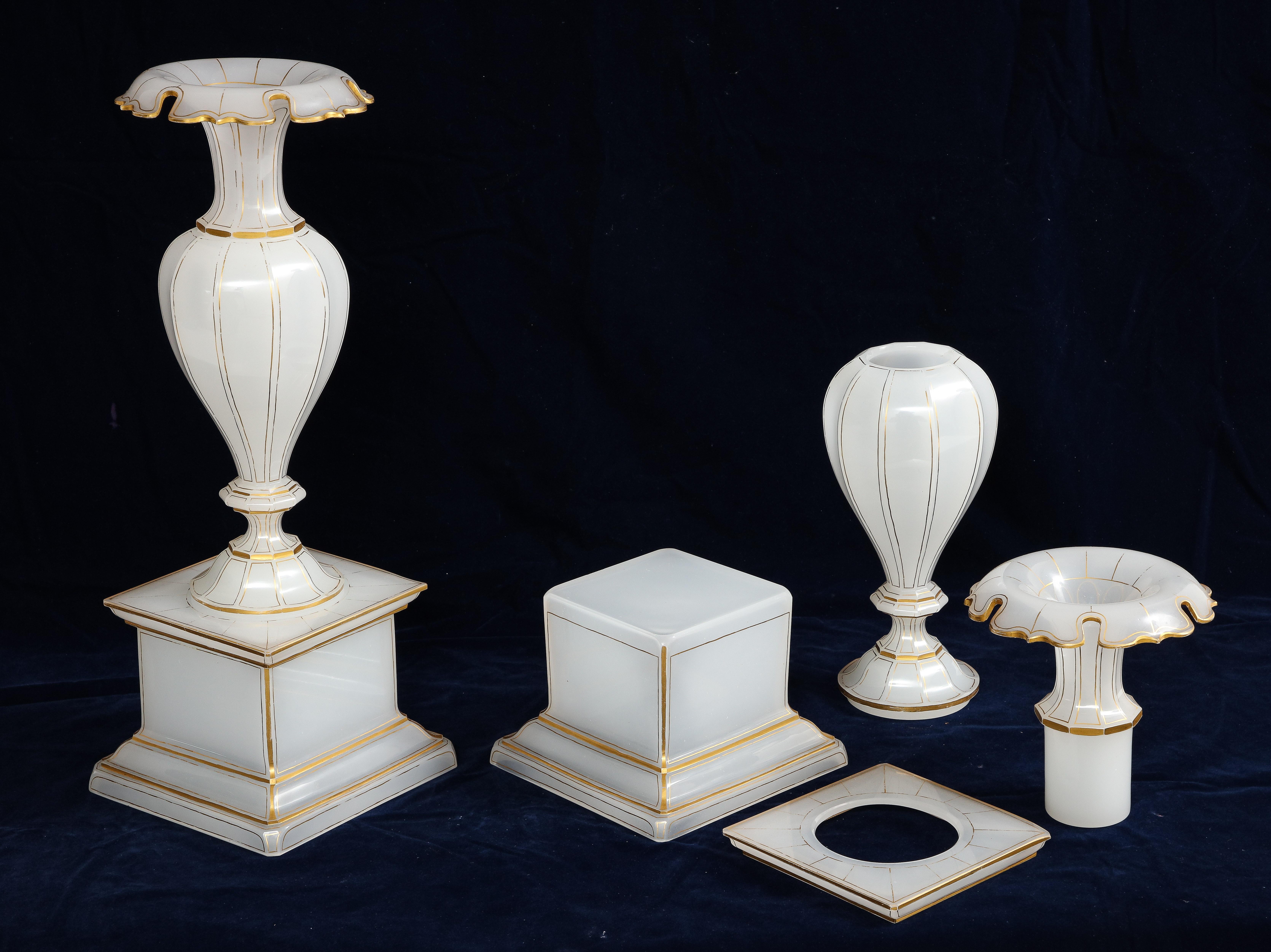 Paire de vases à piédestal en cristal opalin doré et taillé à la main, Att. Baccarat en vente 2