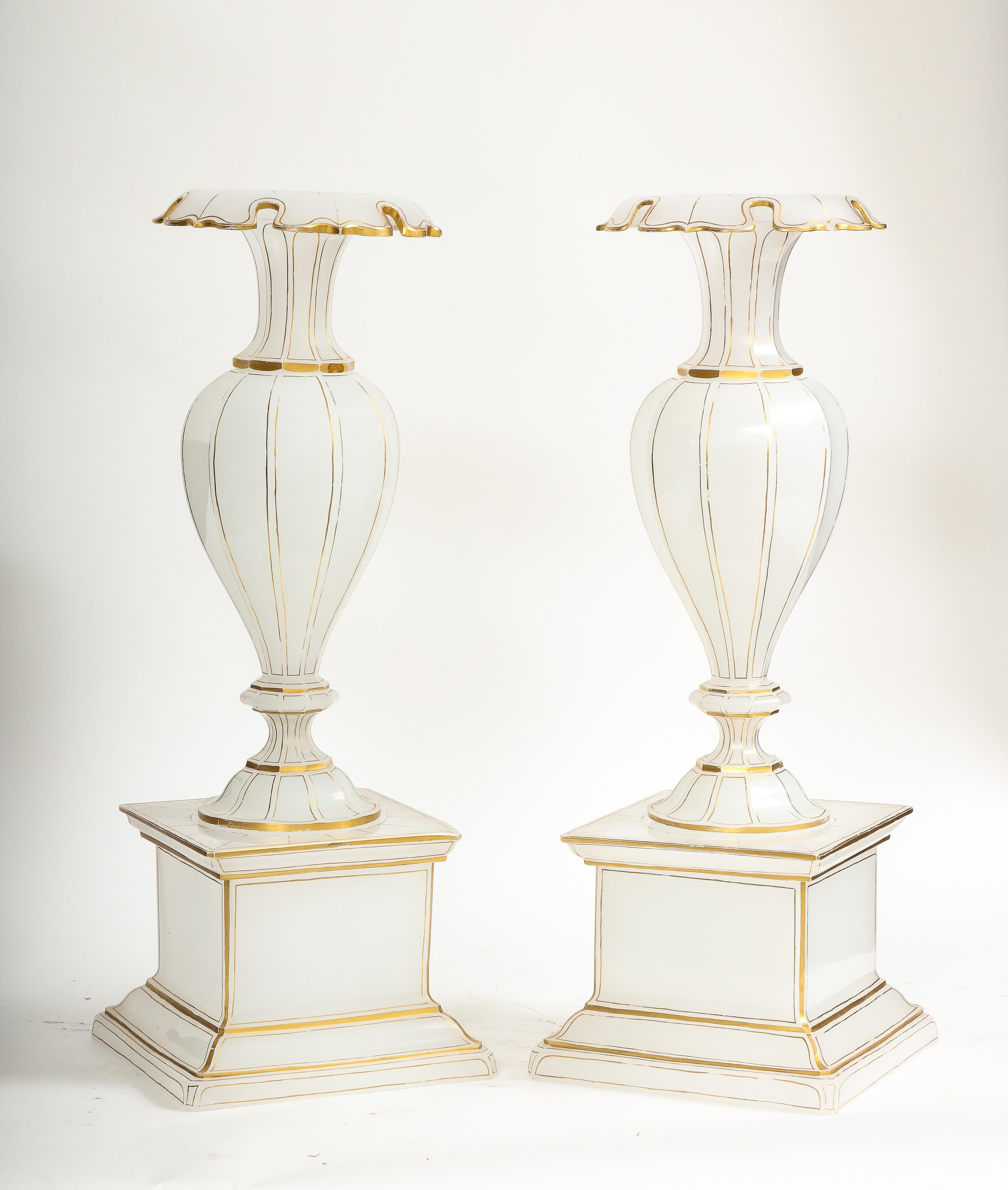 Paire de vases à piédestal en cristal blanc opalin taillé à la main, datant de la seconde moitié des années 1800, attribués à Baccarat.  Avec leur apparence de porcelaine translucide, ces vases se composent de quatre sections distinctes qui,