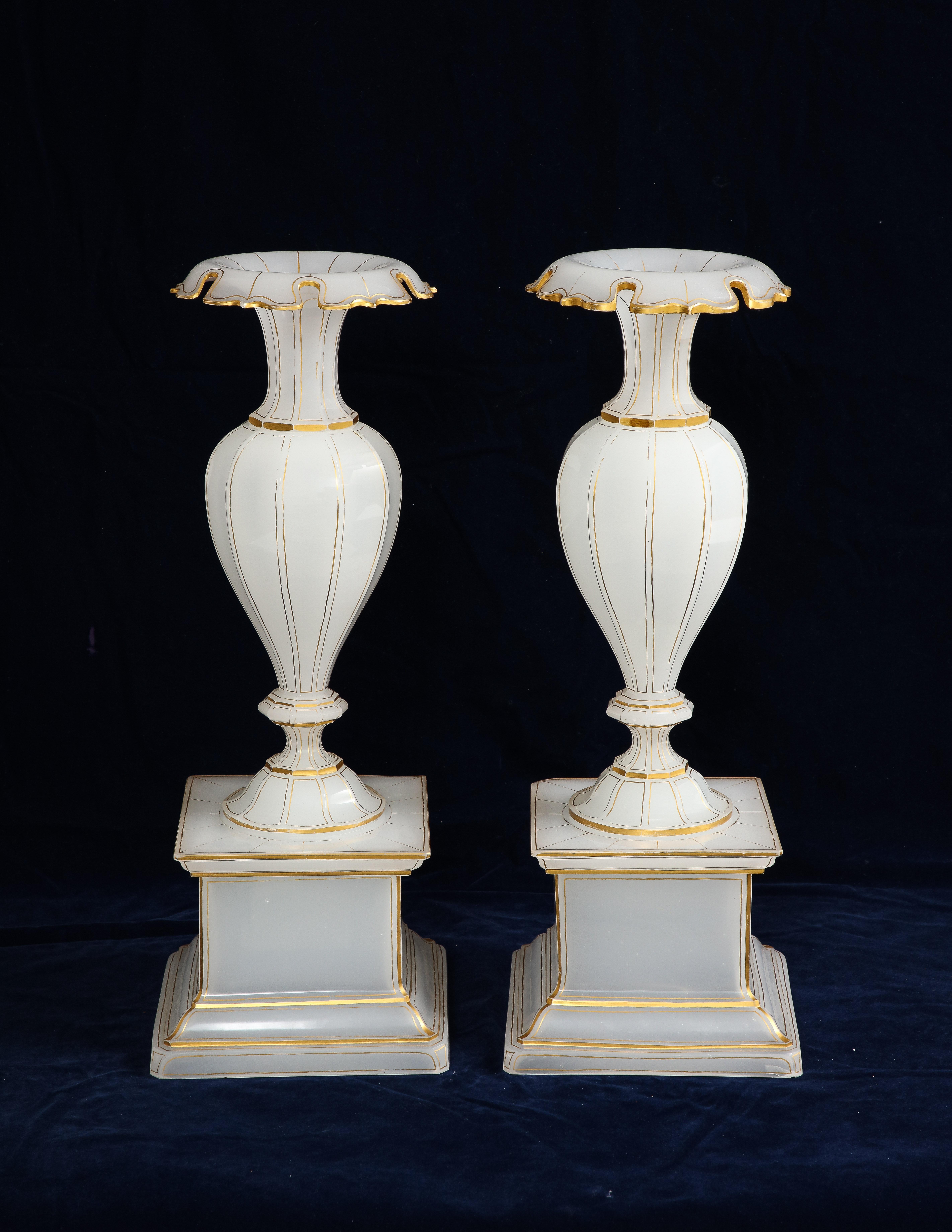 Louis XVI Paire de vases à piédestal en cristal opalin doré et taillé à la main, Att. Baccarat en vente