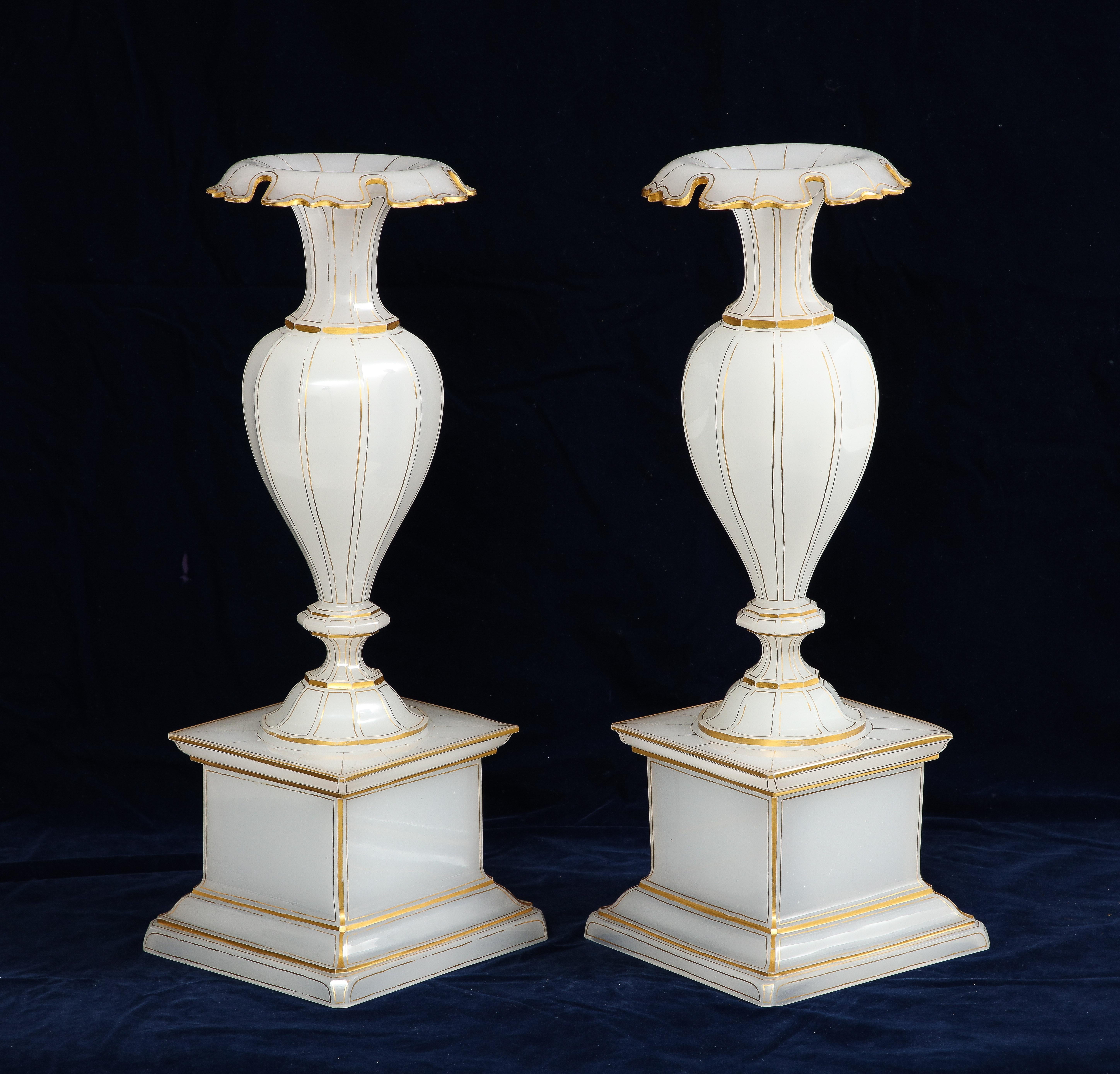 Français Paire de vases à piédestal en cristal opalin doré et taillé à la main, Att. Baccarat en vente