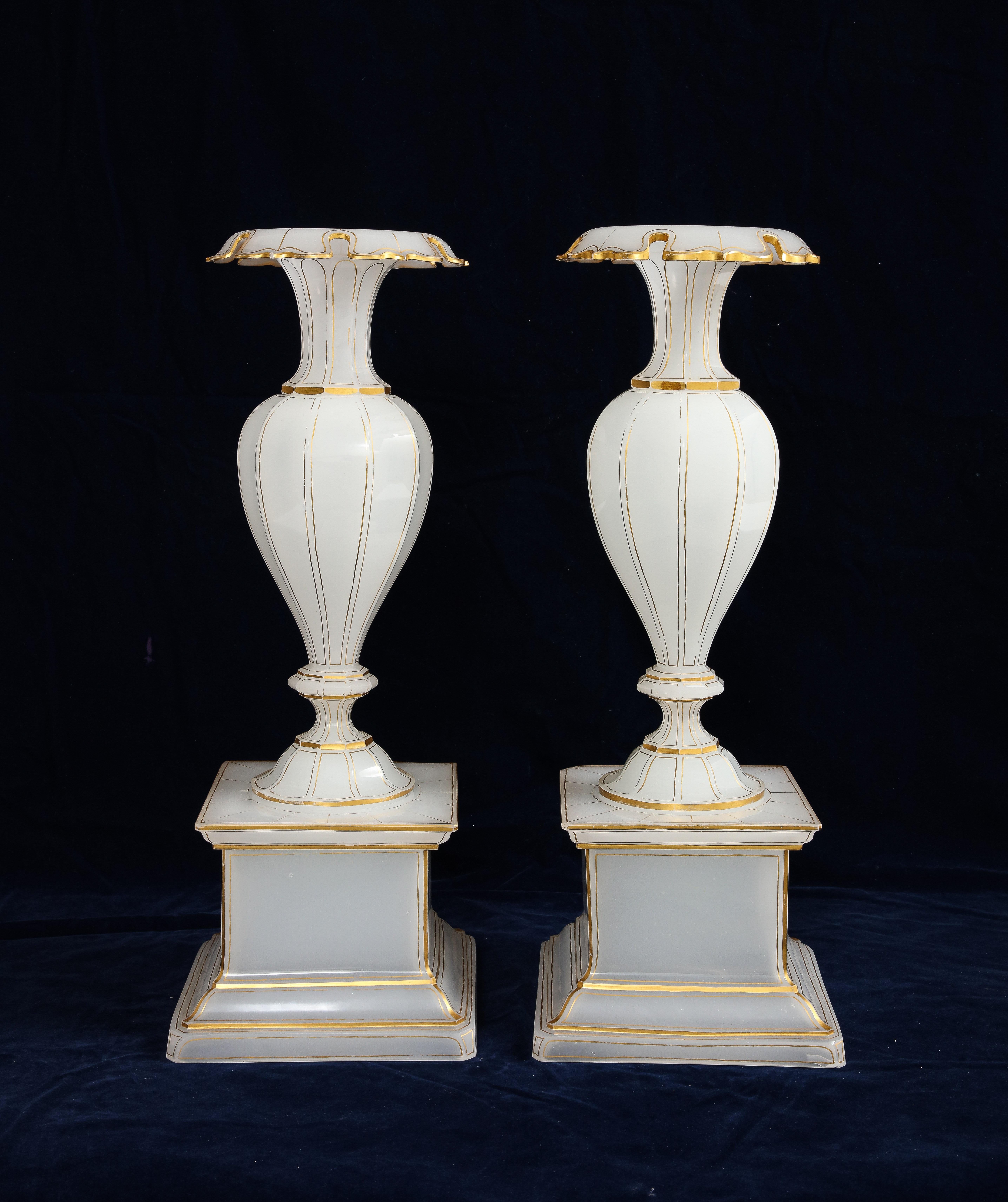 Doré Paire de vases à piédestal en cristal opalin doré et taillé à la main, Att. Baccarat en vente