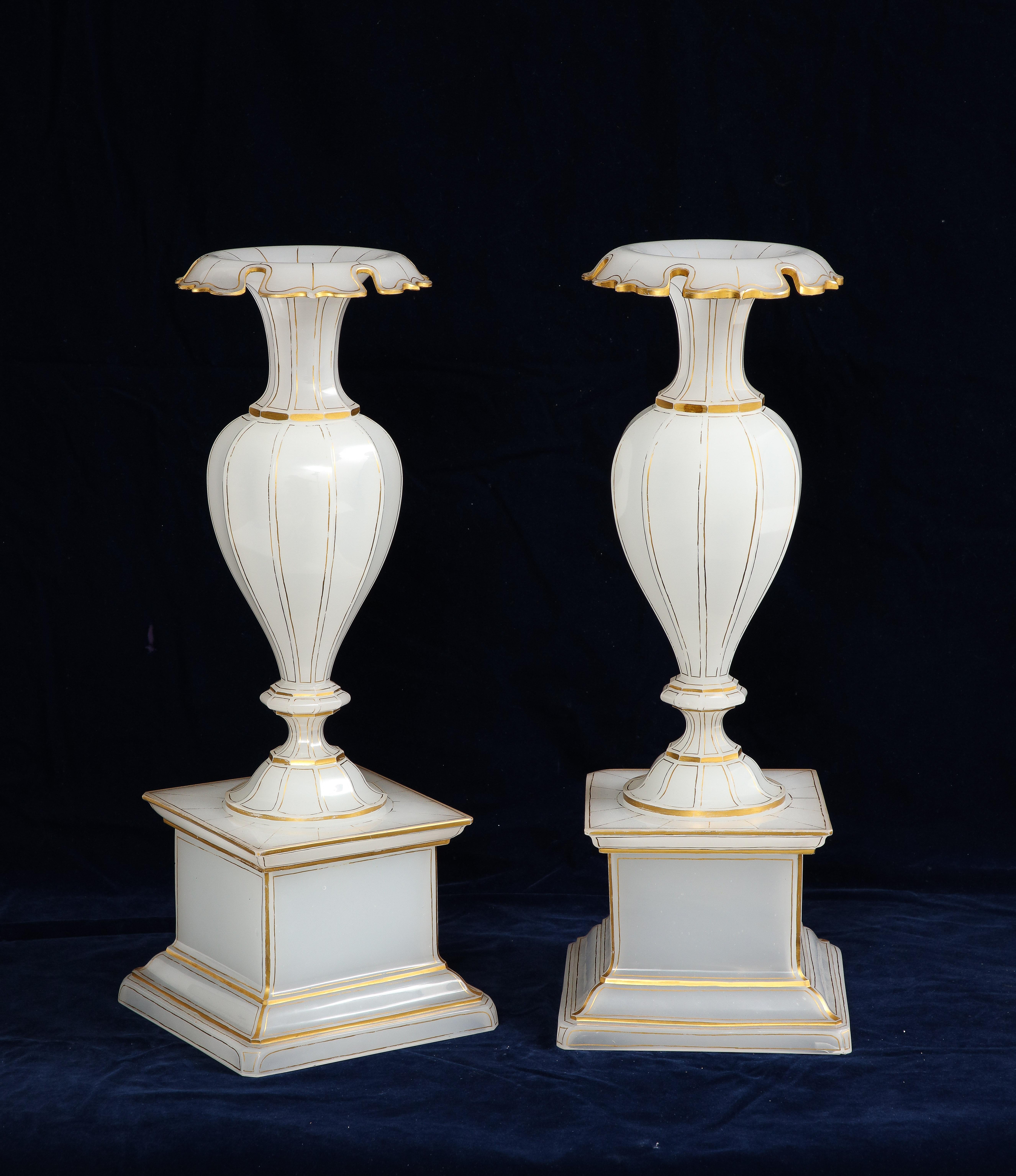 Paire de vases à piédestal en cristal opalin doré et taillé à la main, Att. Baccarat Bon état - En vente à New York, NY