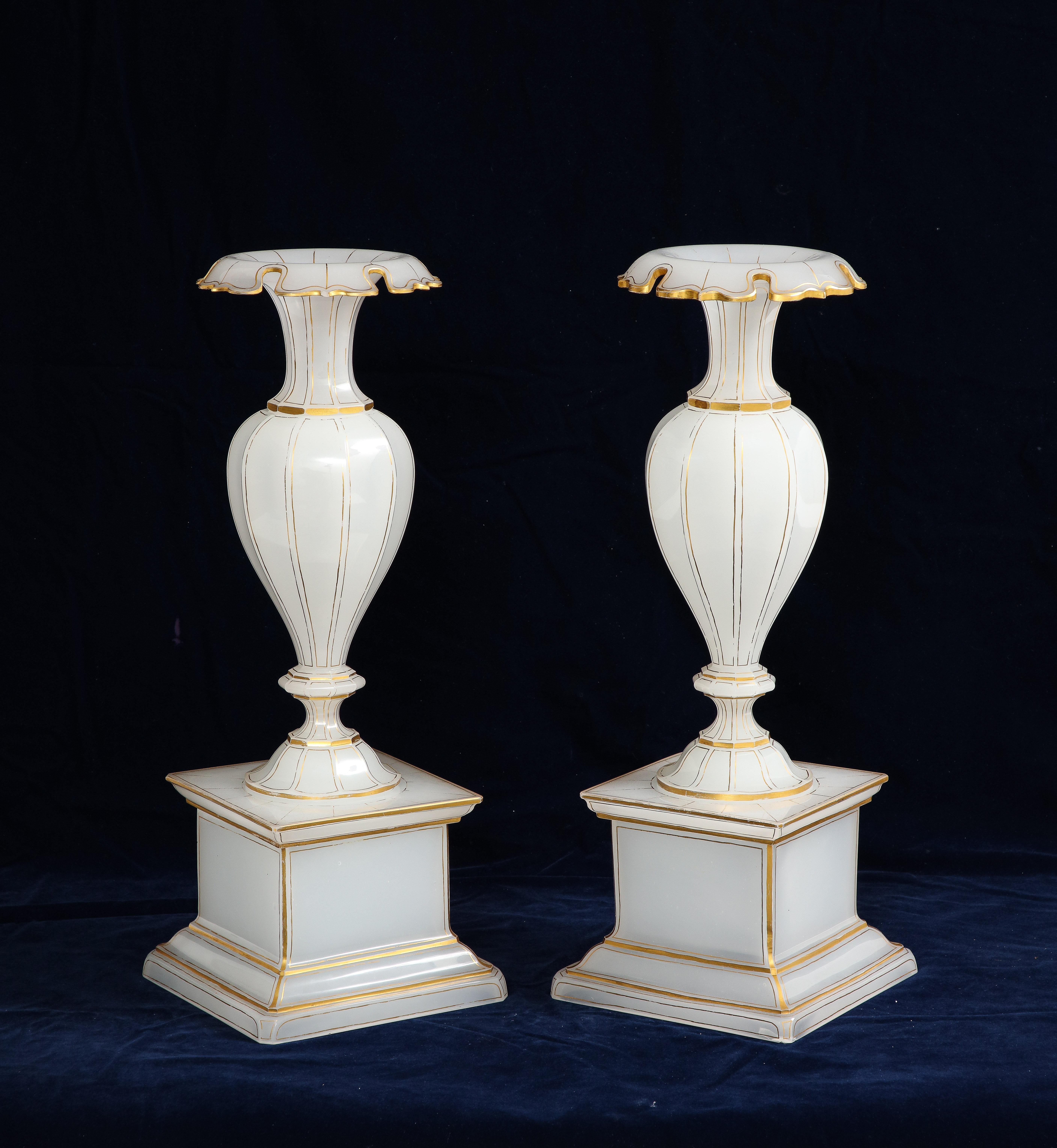 XIXe siècle Paire de vases à piédestal en cristal opalin doré et taillé à la main, Att. Baccarat en vente