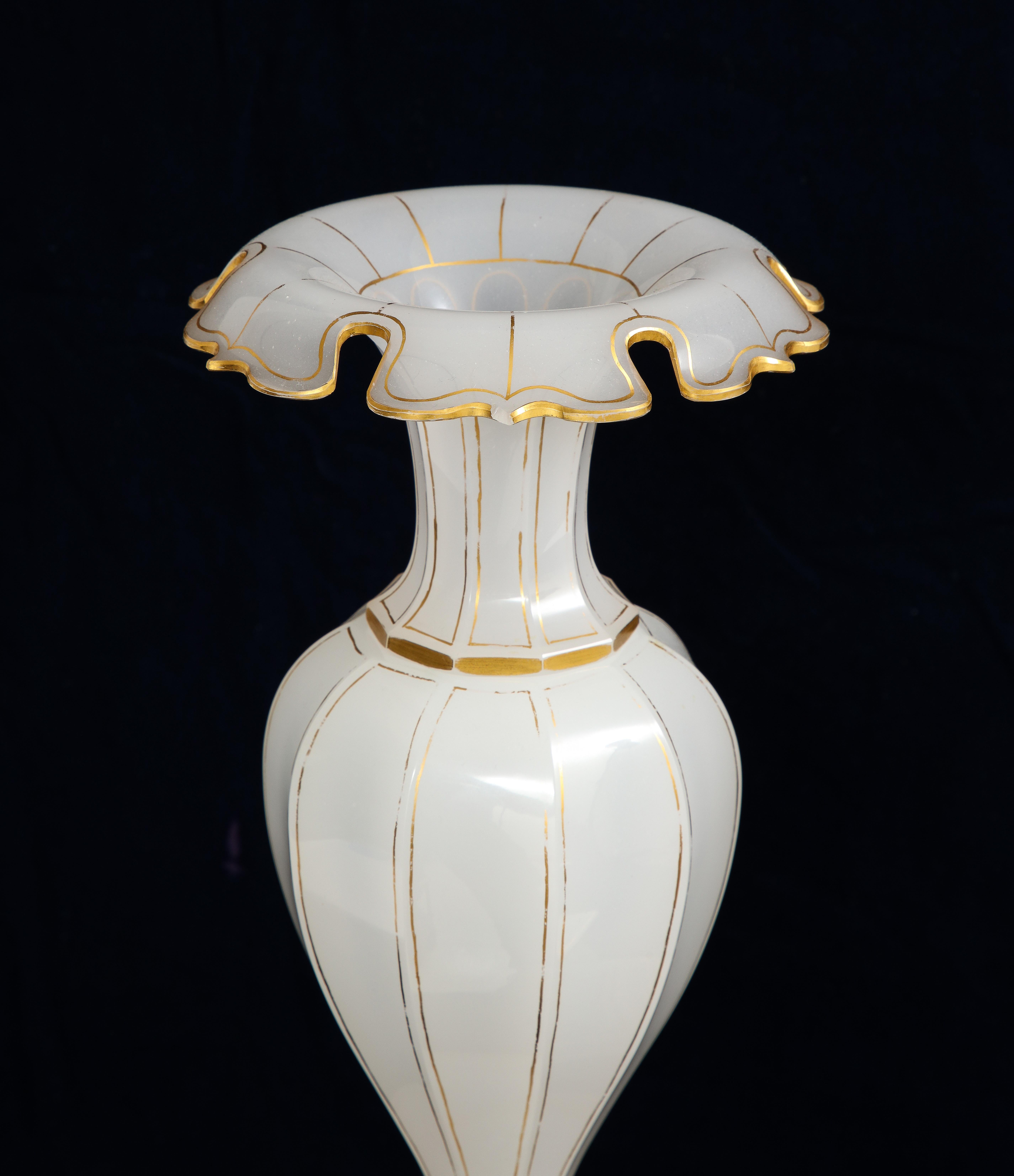 Cristal Paire de vases à piédestal en cristal opalin doré et taillé à la main, Att. Baccarat en vente
