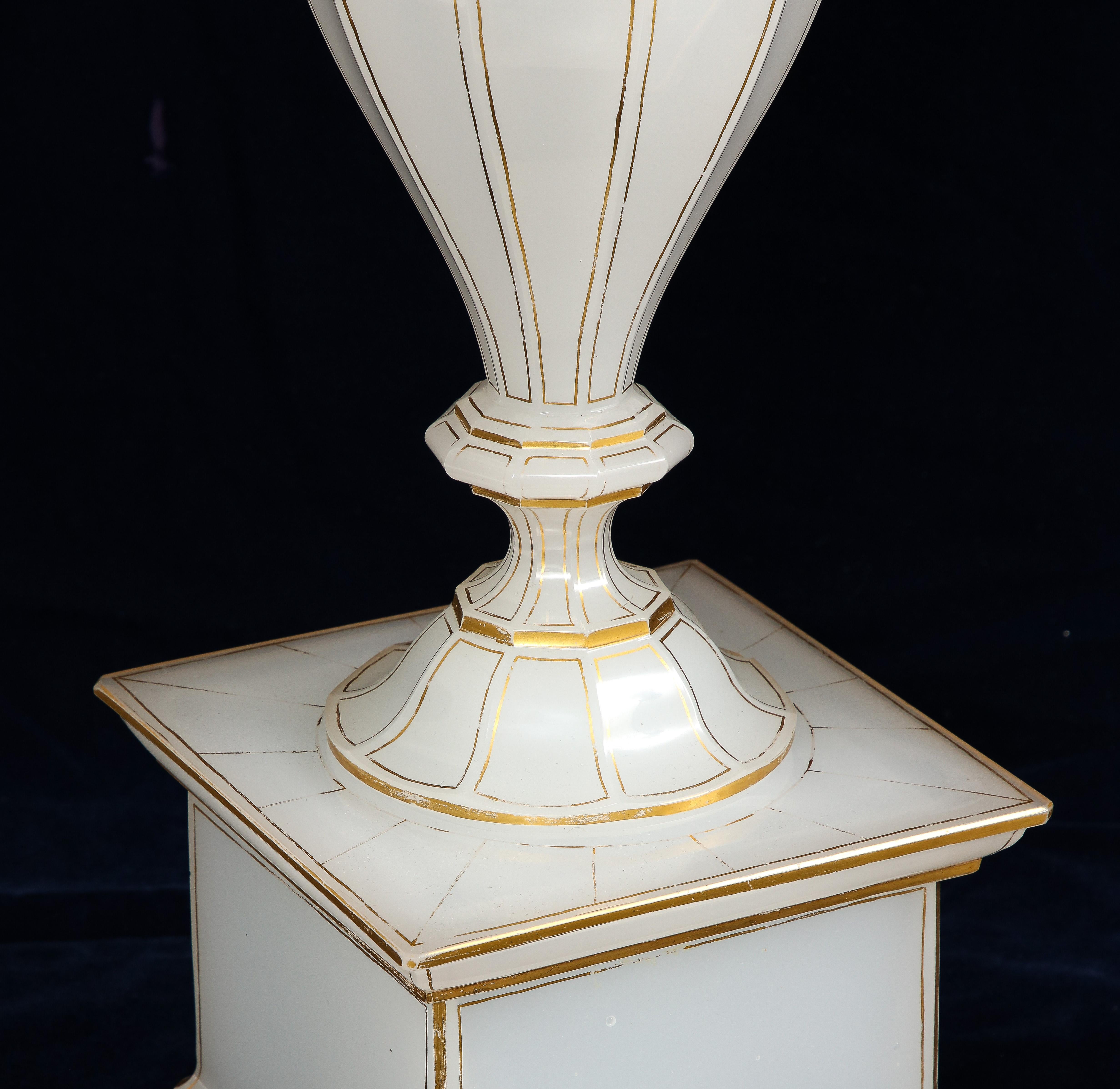 Paire de vases à piédestal en cristal opalin doré et taillé à la main, Att. Baccarat en vente 1