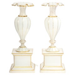 Coppia di vasi a piedistallo in cristallo dorato opalino tagliato a mano, Att. Baccarat