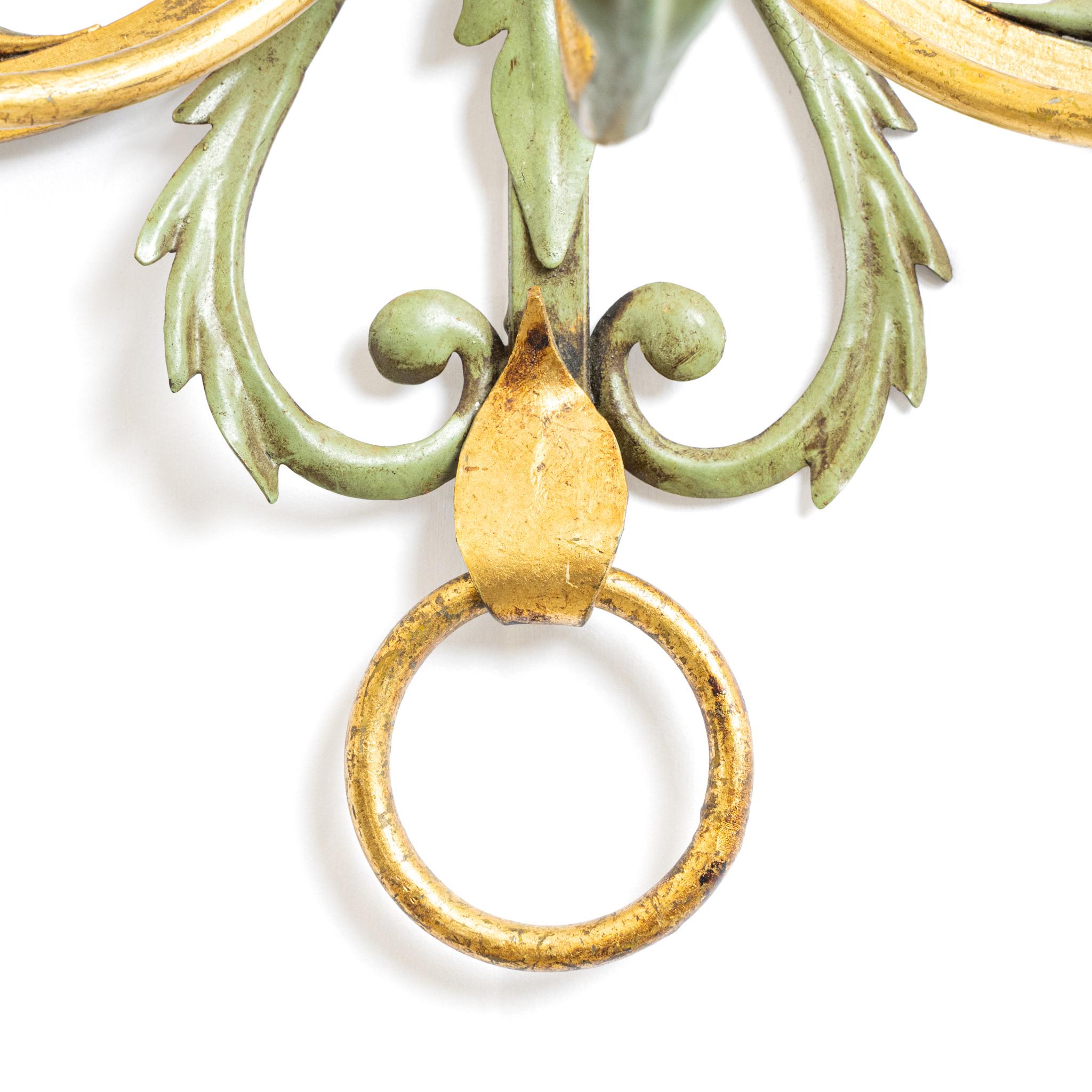 Paire d'appliques murales décoratives de grande taille, en bois et métal doré, avec 7 branches chacune.
Vendu non câblé, mais n'hésitez pas à nous contacter si vous souhaitez que nous vous aidions à le faire.

France, vers 1920.

Hauteur - 73,5