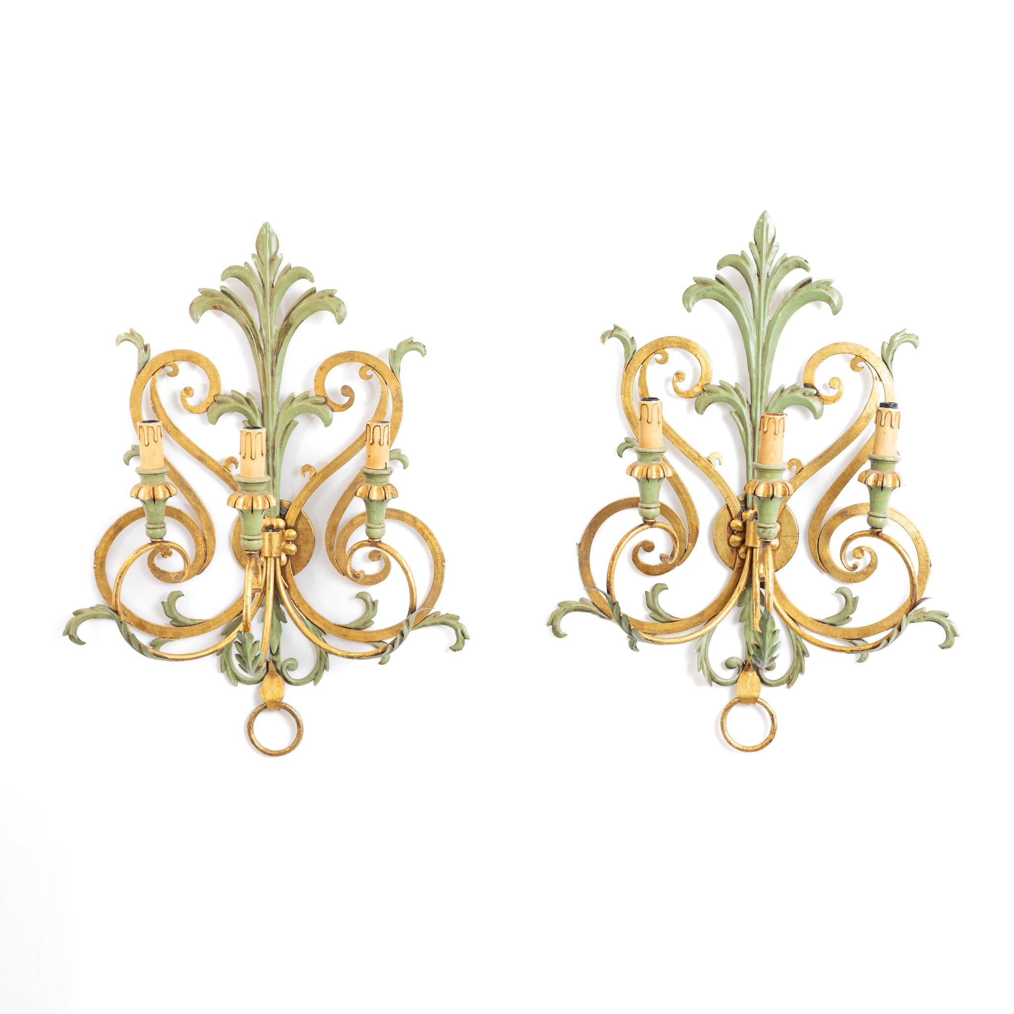 Métal Paire d'appliques en métal et bois doré de style français en vente