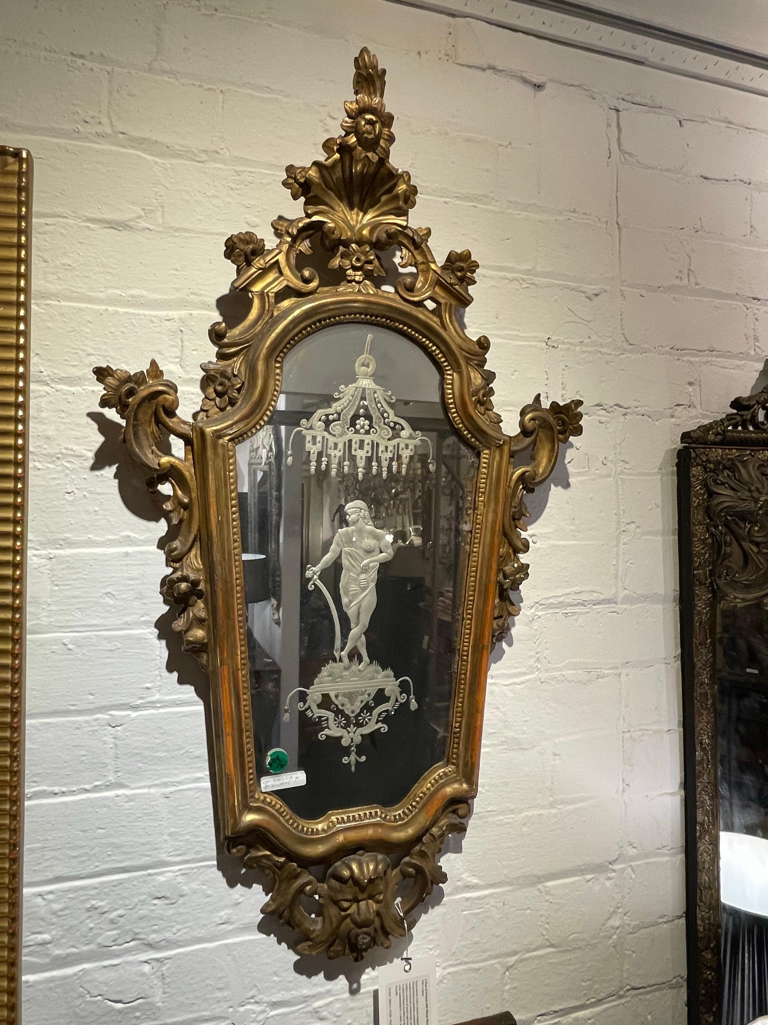 Coppia di specchi francesi in legno dorato, XIX secolo

Provenienza:  
Collection'S privata del Regno Unito.

Descrizione:
Ogni specchio ha una lastra a forma di scudo con una figura centrale di Diana tra ornamenti pendenti su uno specchio e di un