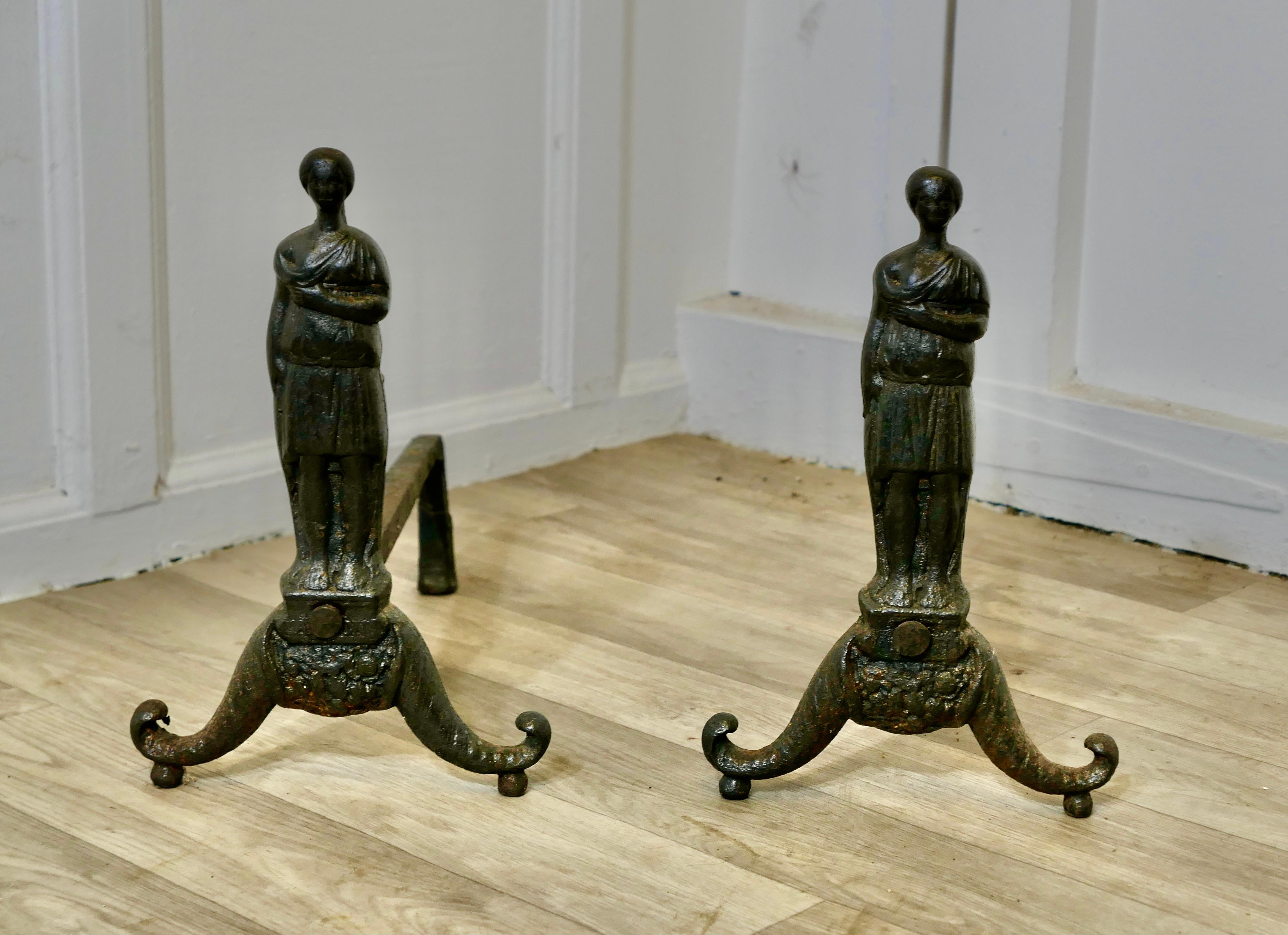 Paire de chenets gothiques français avec gardiens

Il s'agit d'une lourde paire de chenets anciens, en fer, reposant sur un pied incurvé. Chaque chenet est orné d'une figure féminine.
Les andirons ont une hauteur de 13