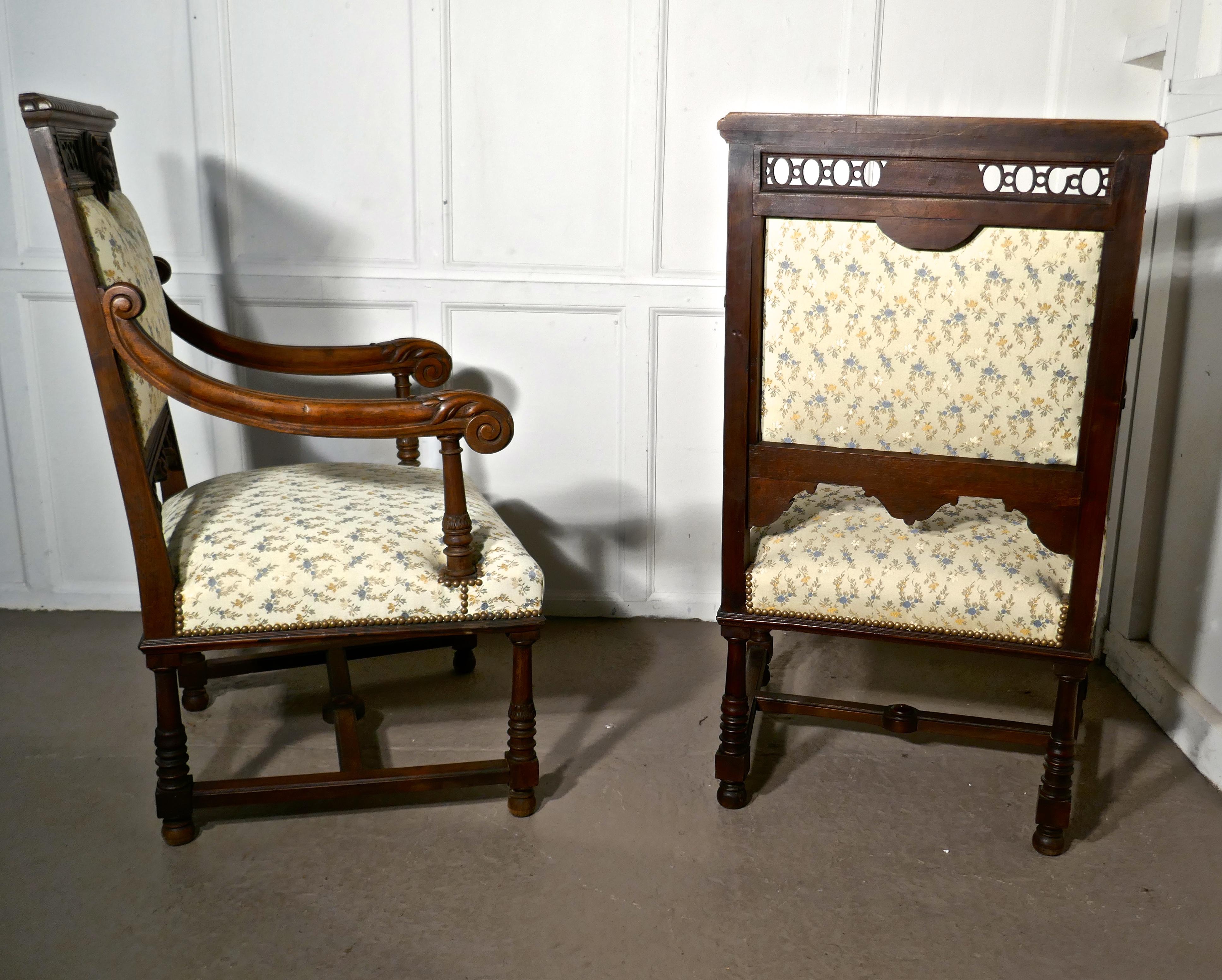 Pair of French Gothic Walnut Library Throne Chairs In Good Condition In Chillerton, Isle of Wight