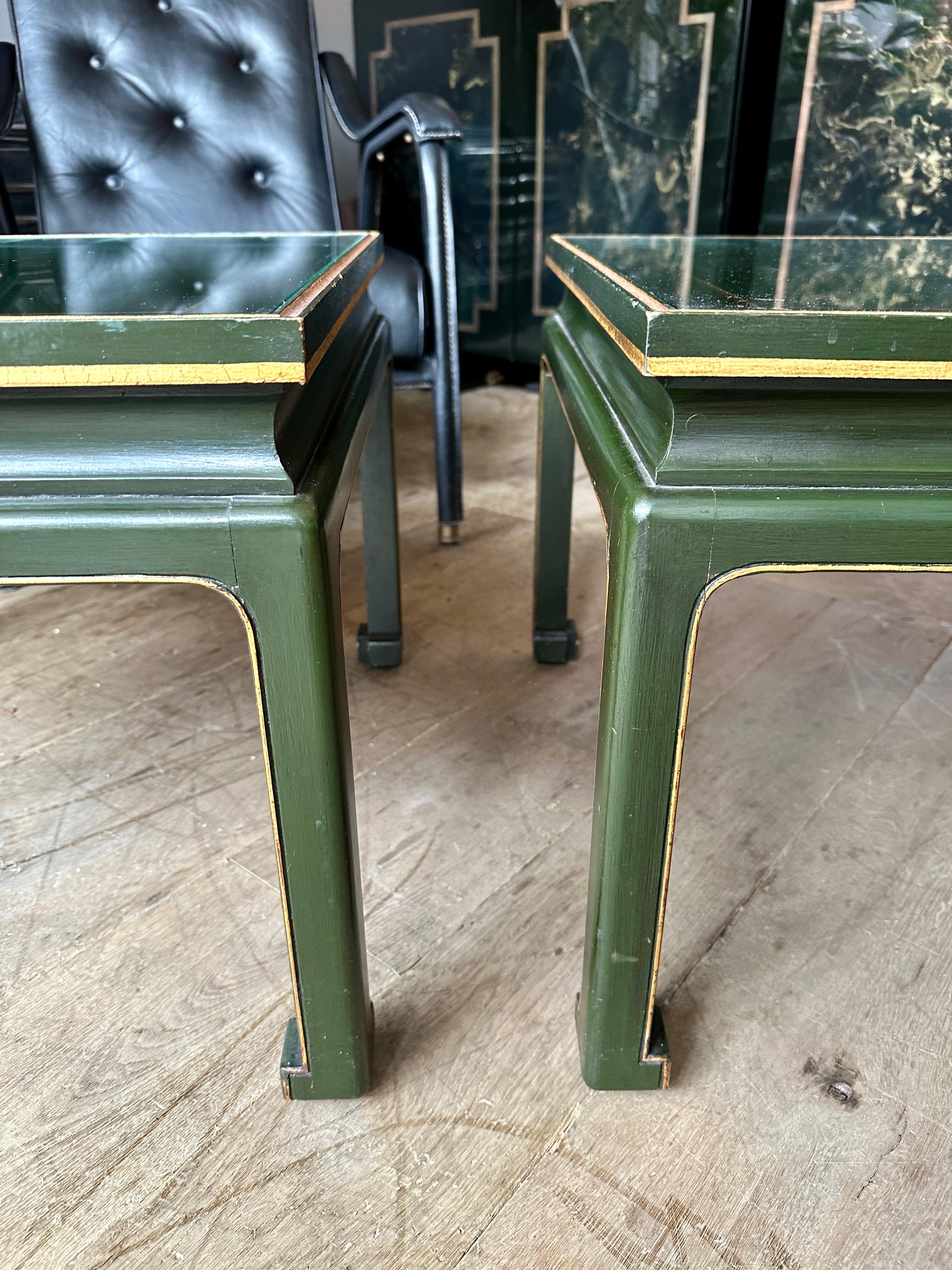 Ein Paar französischer grüner und vergoldeter Beistelltische im chinesischen Stil (Chinoiserie) im Angebot