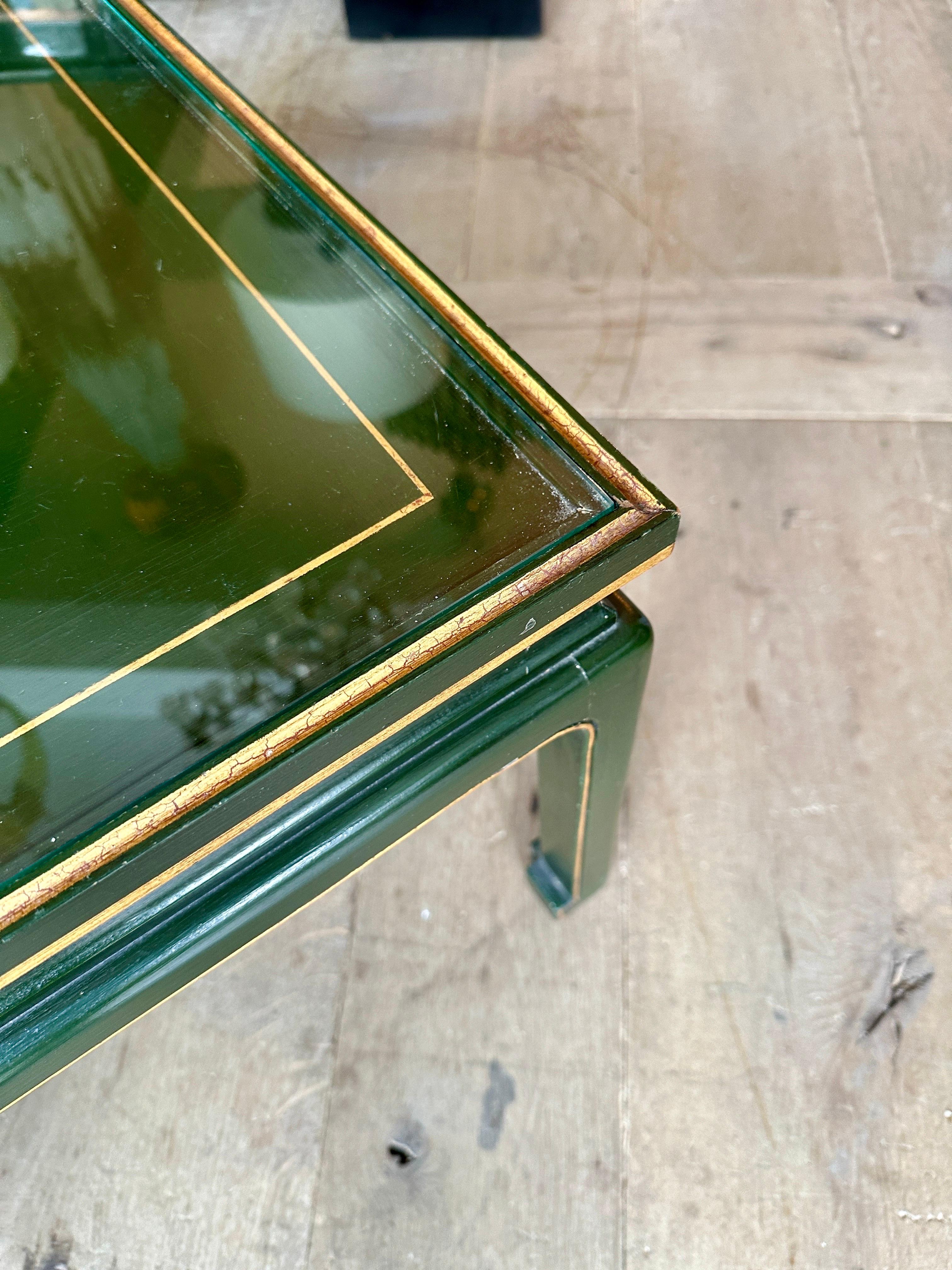 Ein Paar französischer grüner und vergoldeter Beistelltische im chinesischen Stil im Zustand „Gut“ im Angebot in London, GB