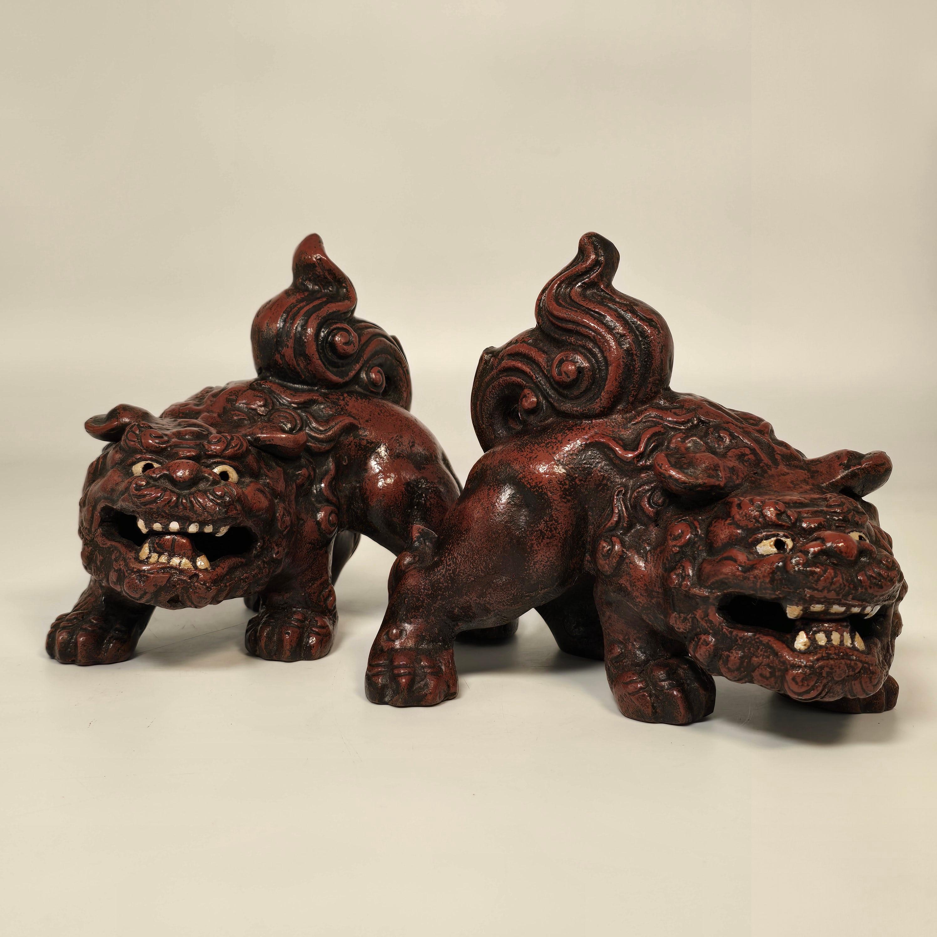 A pair of French hand painted cast iron foo dogs in a Chinese style, circa 1900 in vendita 3