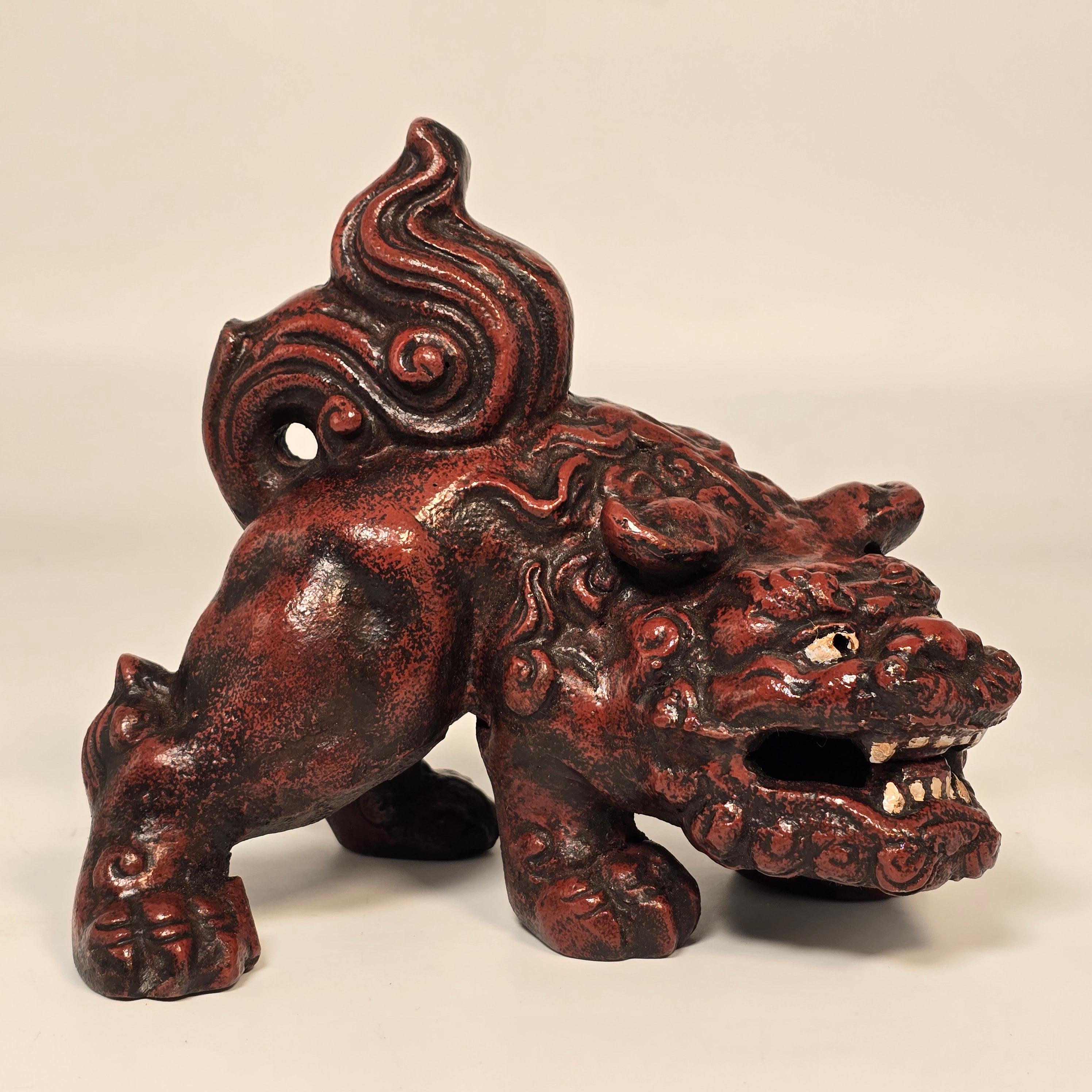Esportazione cinese A pair of French hand painted cast iron foo dogs in a Chinese style, circa 1900 in vendita