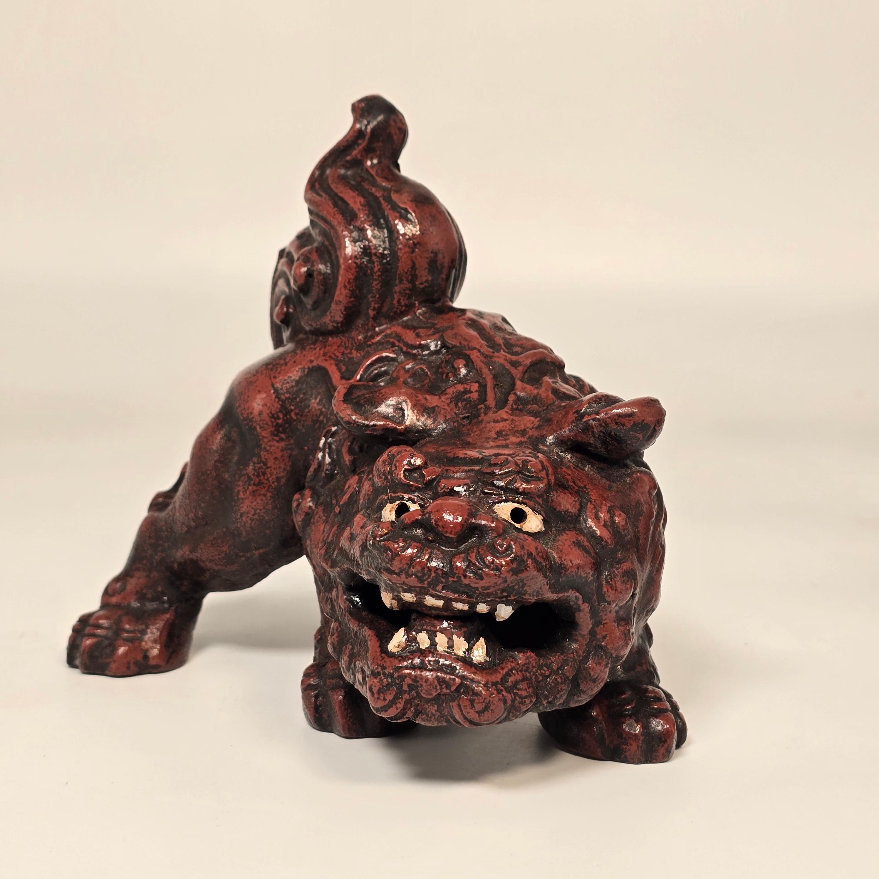 Francese A pair of French hand painted cast iron foo dogs in a Chinese style, circa 1900 in vendita