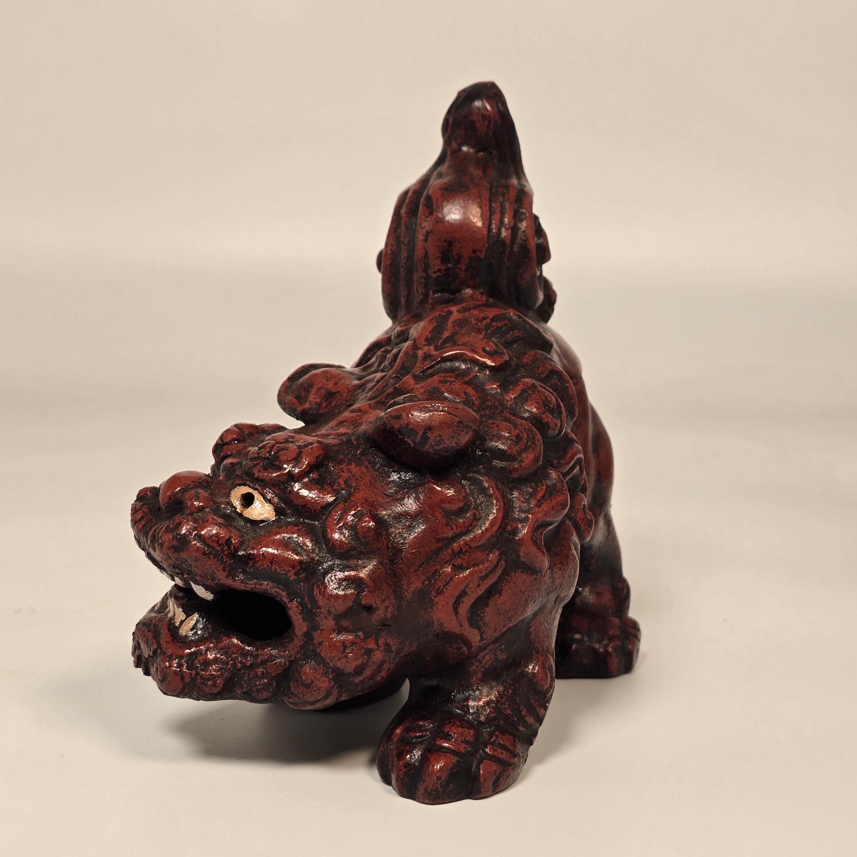 A pair of French hand painted cast iron foo dogs in a Chinese style, circa 1900 In condizioni buone in vendita a Central England, GB