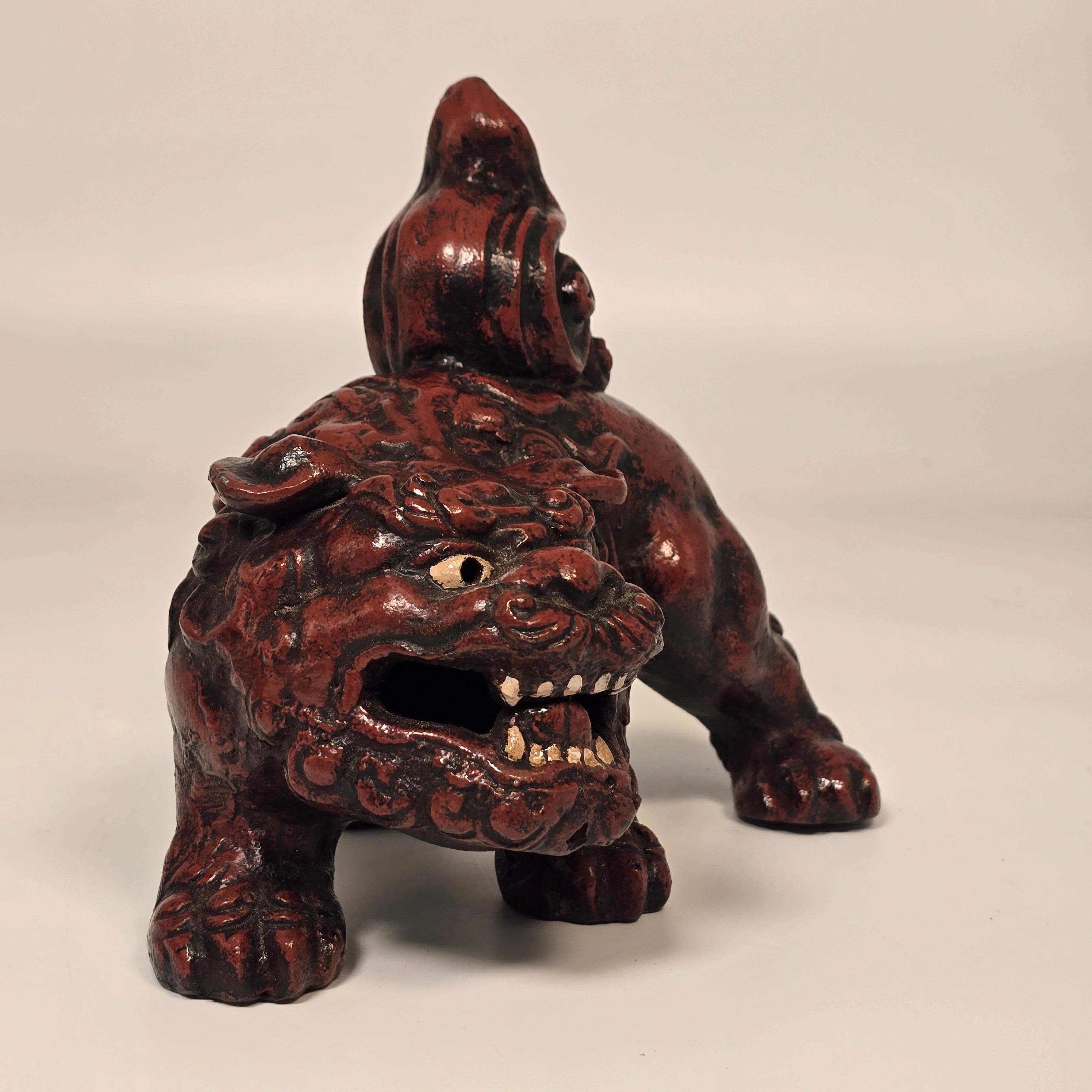 A pair of French hand painted cast iron foo dogs in a Chinese style, circa 1900 in vendita 2