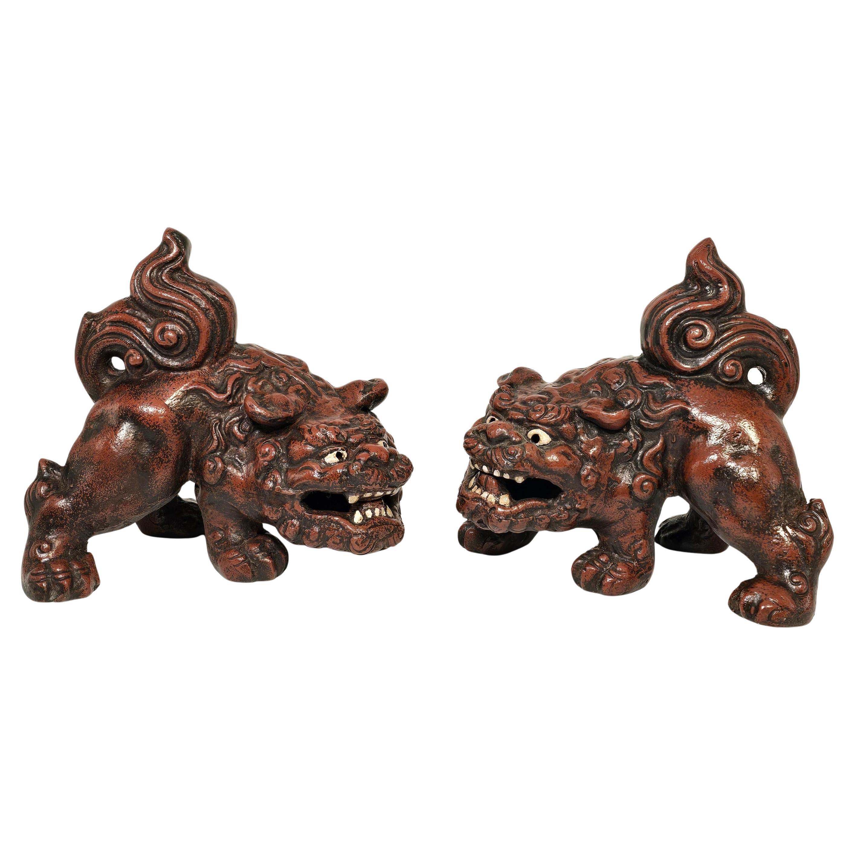 A pair of French hand painted cast iron foo dogs in a Chinese style, circa 1900 in vendita