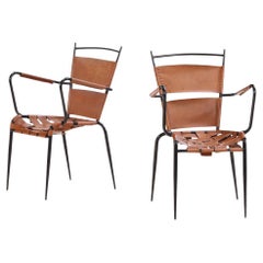 Coppia di poltrone francesi in ferro e pelle alla maniera di Jacques Adnet, C.C. 1950