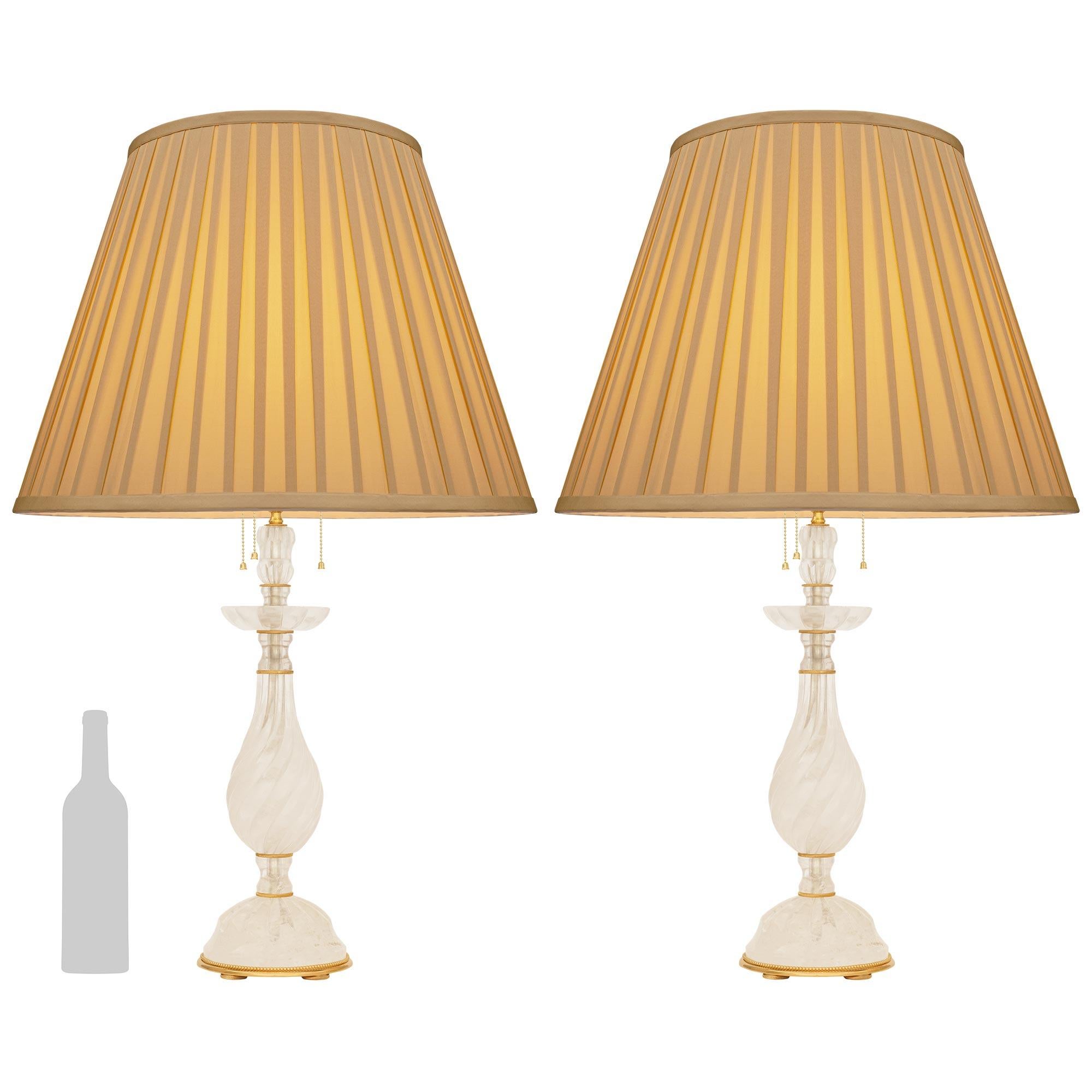Una sensazionale ed elegantissima coppia di lampade francesi della fine del XIX secolo in stile Luigi XVI. Louis XVI. e lampade in cristallo di rocca e ormolu. Ogni splendida lampada in cristallo di rocca con reticolo a spirale è sollevata su una