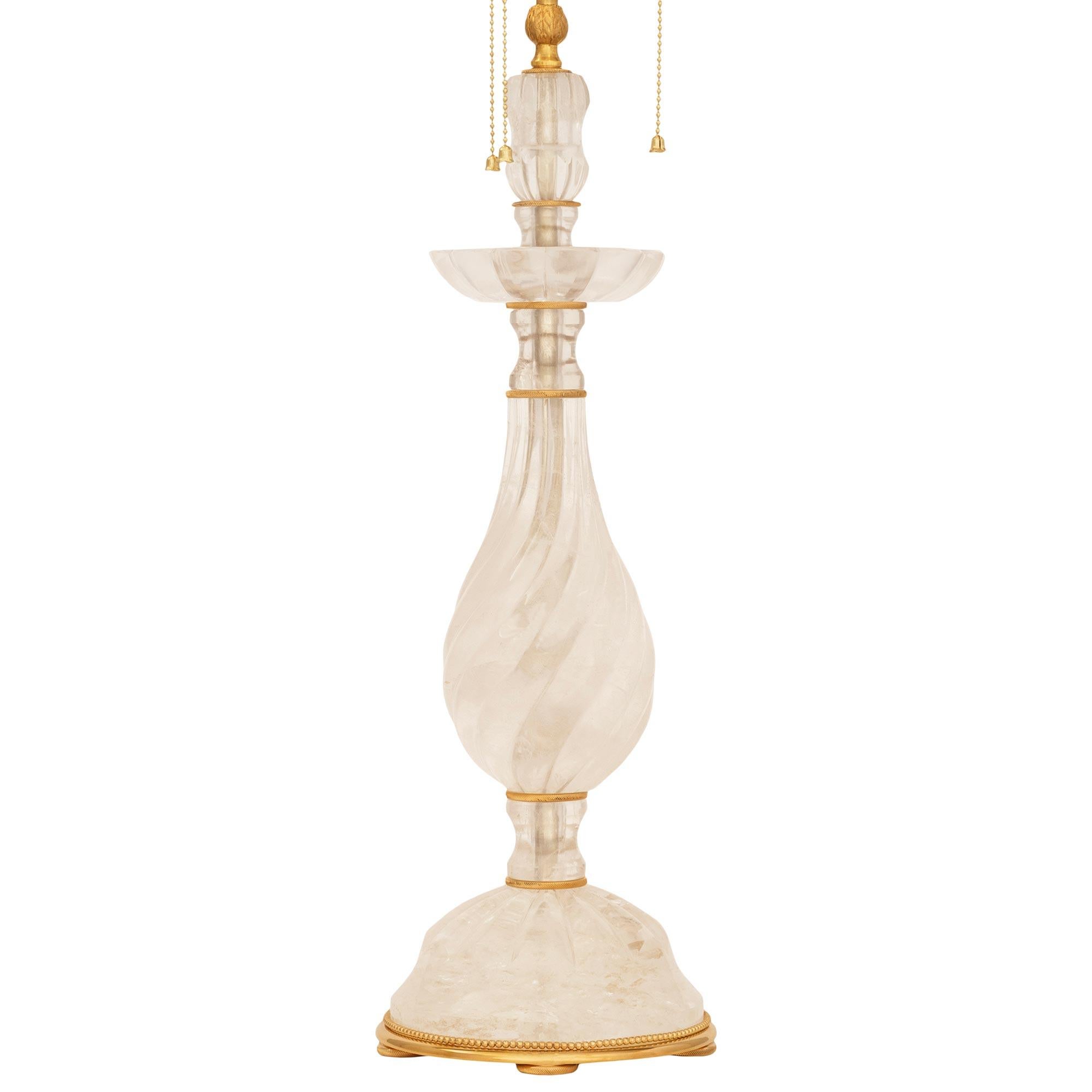 Francese Coppia di lampade francesi della fine del XIX secolo in stile Luigi XVI. Cristallo di rocca e lampade in ormolu in vendita