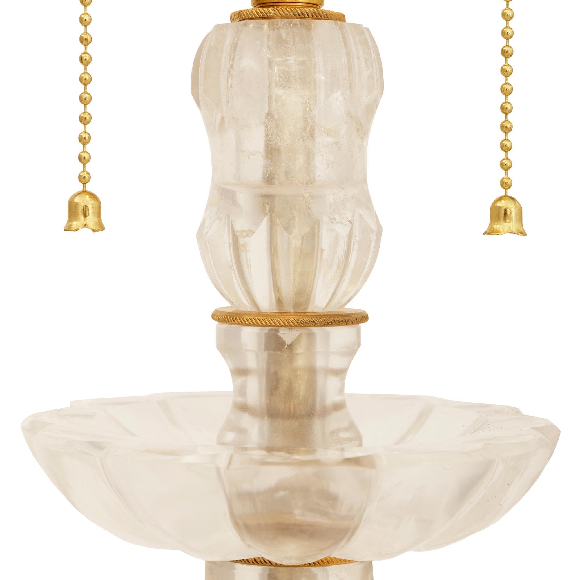 Coppia di lampade francesi della fine del XIX secolo in stile Luigi XVI. Cristallo di rocca e lampade in ormolu in vendita 1
