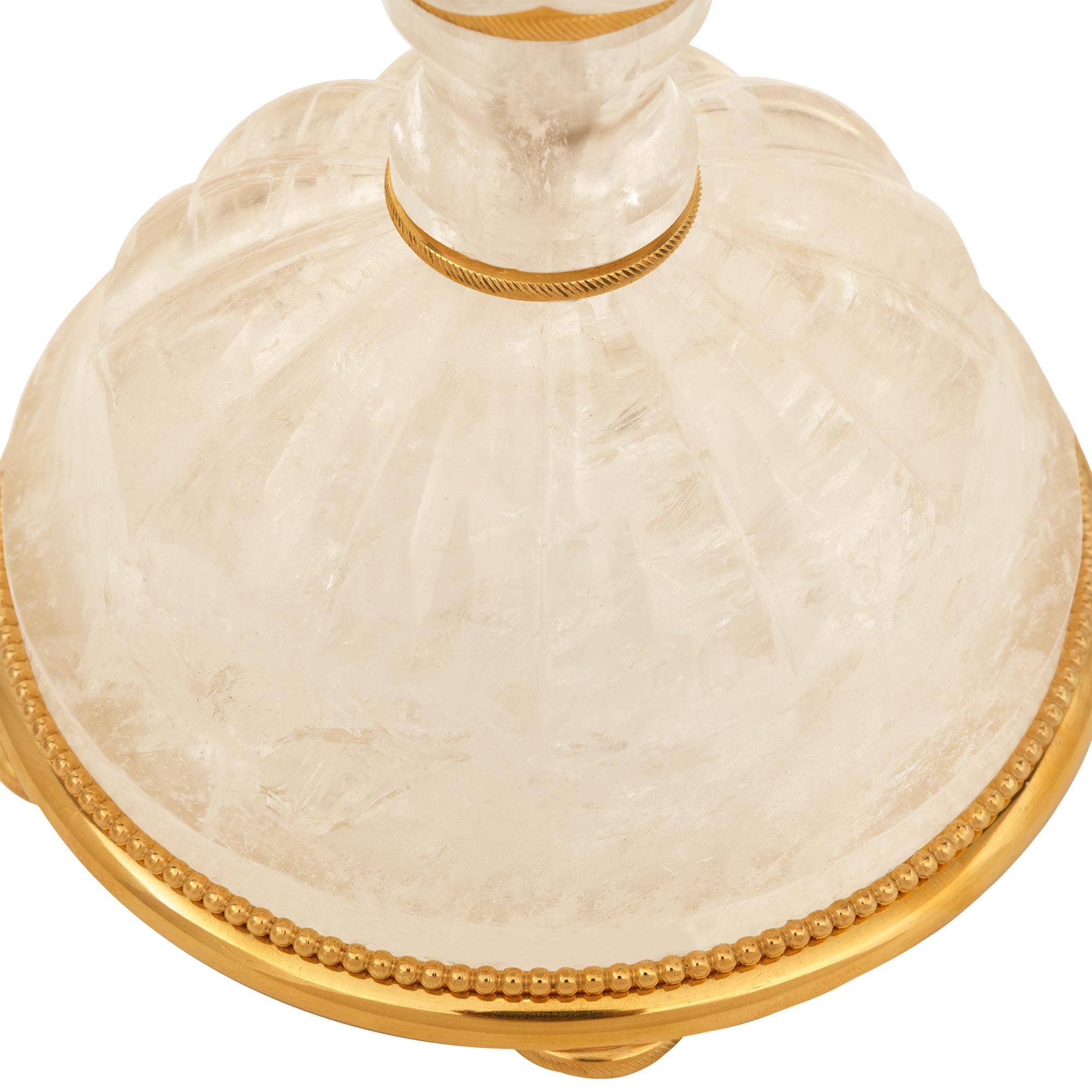 Coppia di lampade francesi della fine del XIX secolo in stile Luigi XVI. Cristallo di rocca e lampade in ormolu in vendita 4