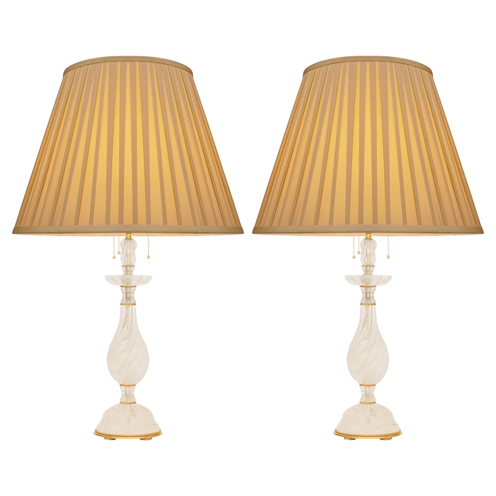 Coppia di lampade francesi della fine del XIX secolo in stile Luigi XVI. Cristallo di rocca e lampade in ormolu in vendita