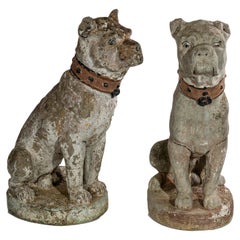 Paire de chiens en ciment français de la fin du 19ème et du début du 20ème siècle