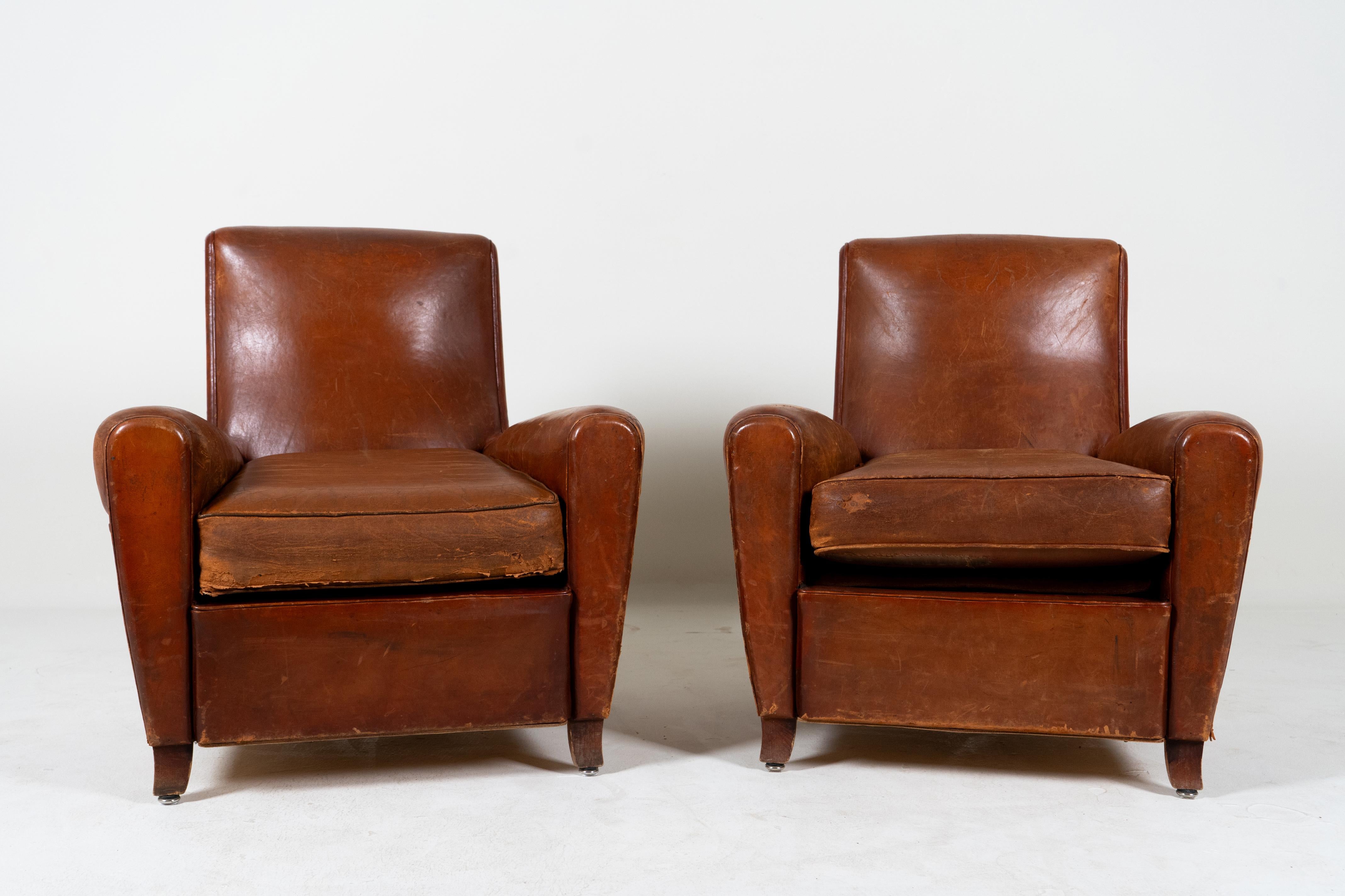 Ces fauteuils club en cuir français aux proportions gracieuses ont  Les lignes classiques de l'Art déco avec des courbes sobres et des dossiers légèrement inclinés.  Les chaises sont confortables, accueillantes et parfaitement dimensionnées pour
