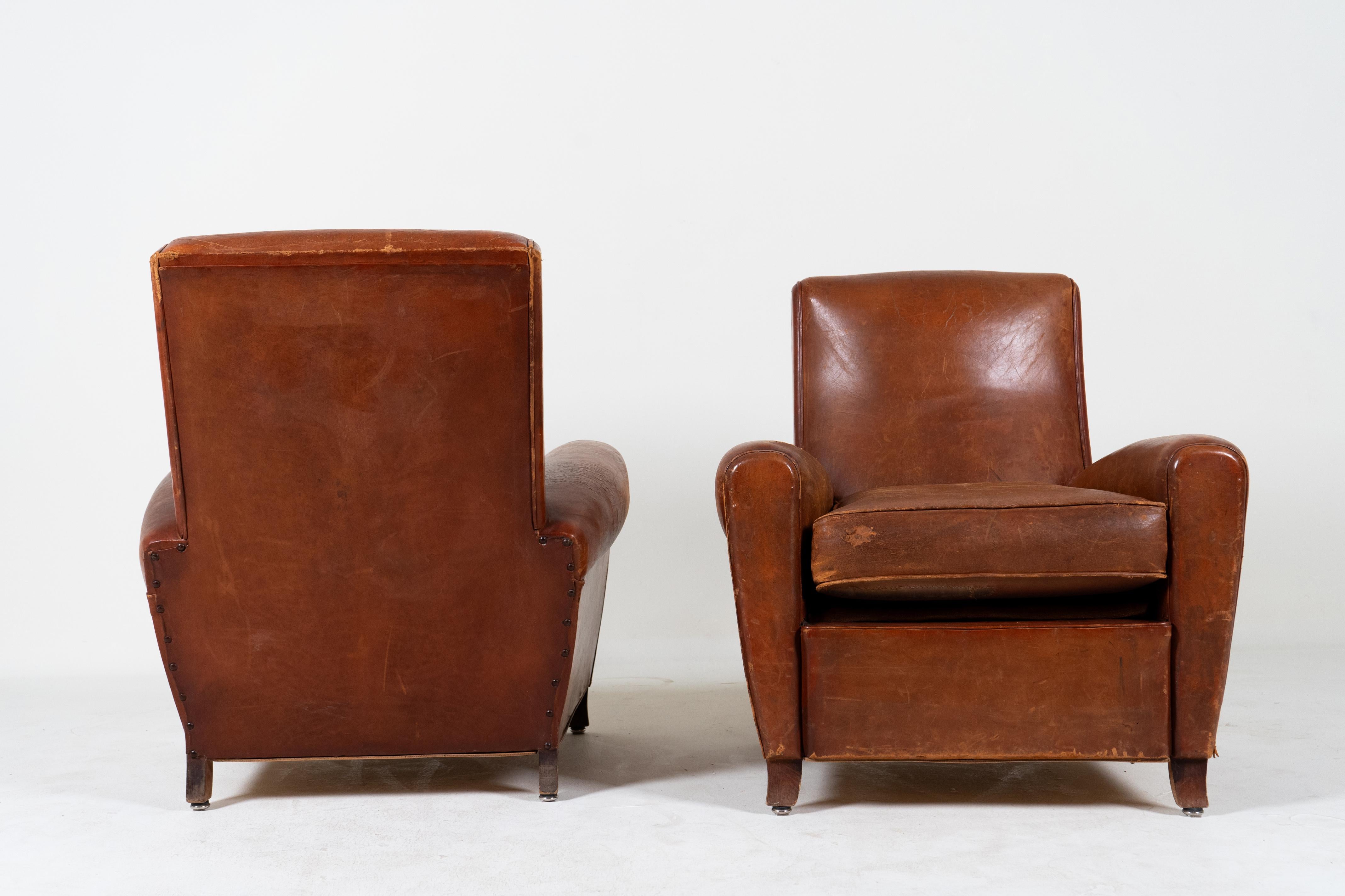 Art déco Paire de chaises françaises en cuir, vers 1950 en vente