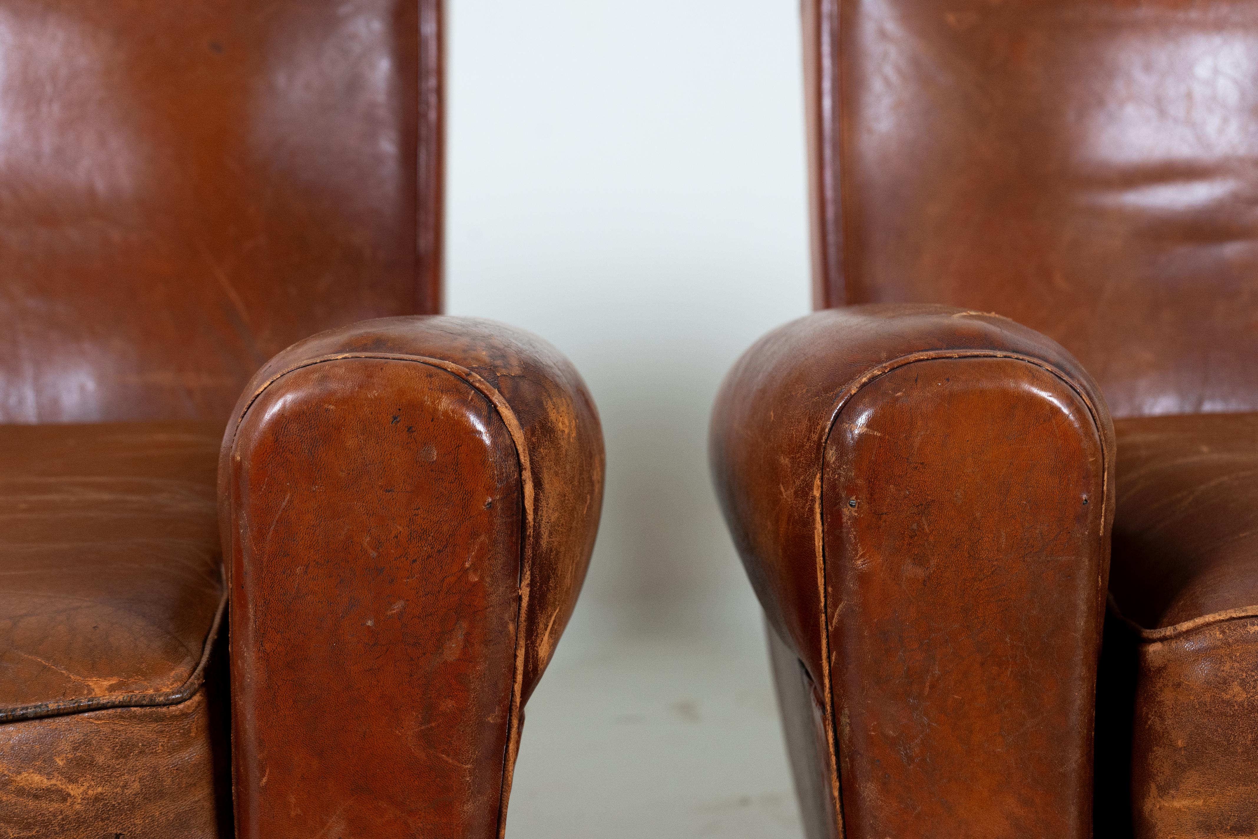 20ième siècle Paire de chaises françaises en cuir, vers 1950 en vente