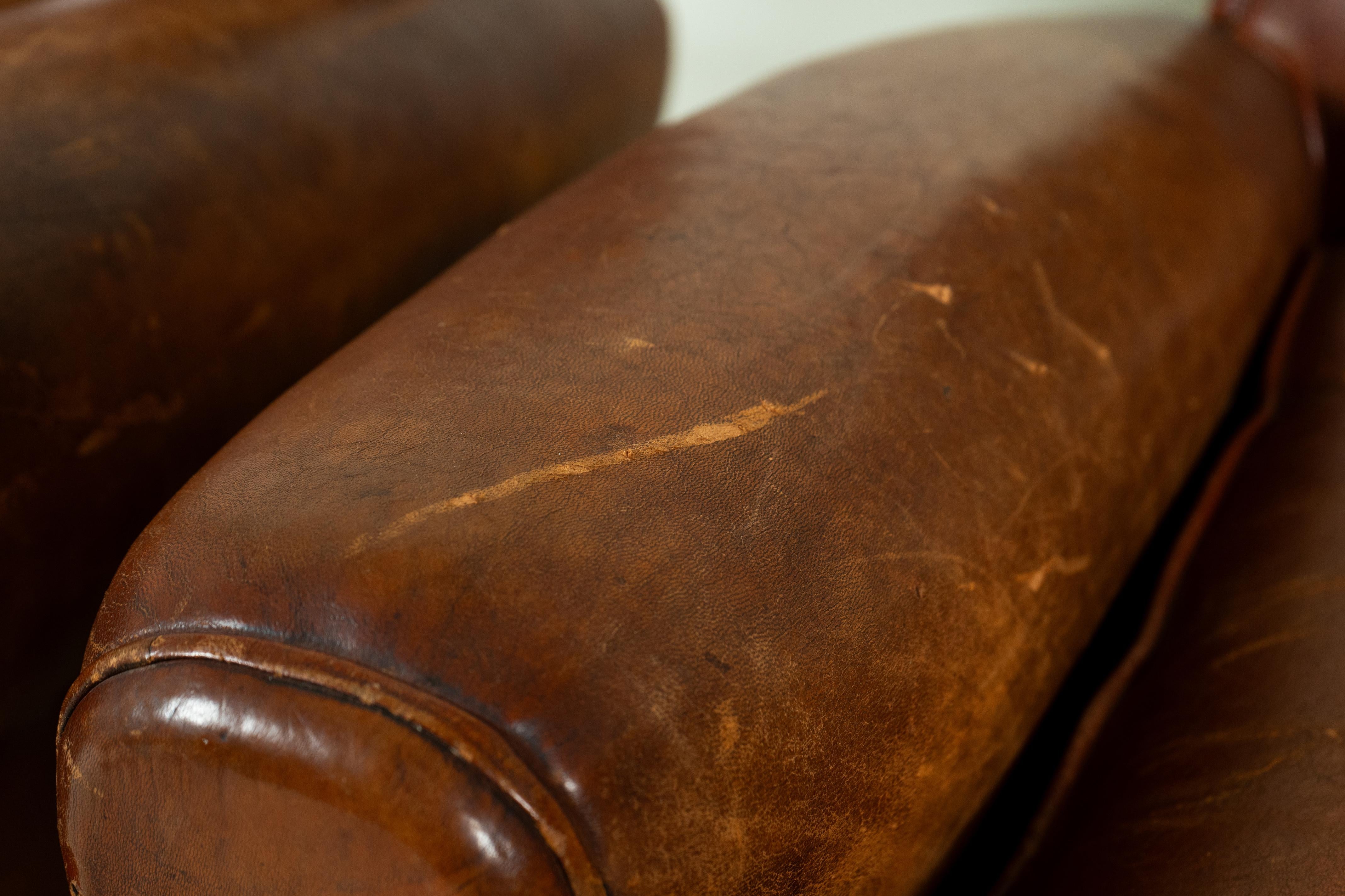 Paire de chaises françaises en cuir, vers 1950 en vente 1