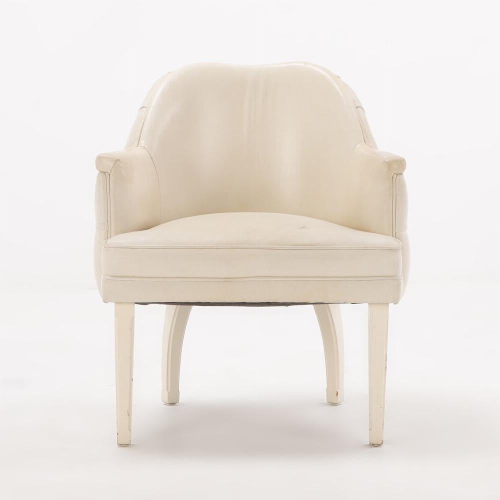 Pareja de sillones club franceses de cuero C 1970. Con un excepcional tapizado de botones, las patas delanteras rectas y las traseras curvadas están lacadas a juego con la piel. Este par de sillas tan cómodas sería un complemento chic y neutro para