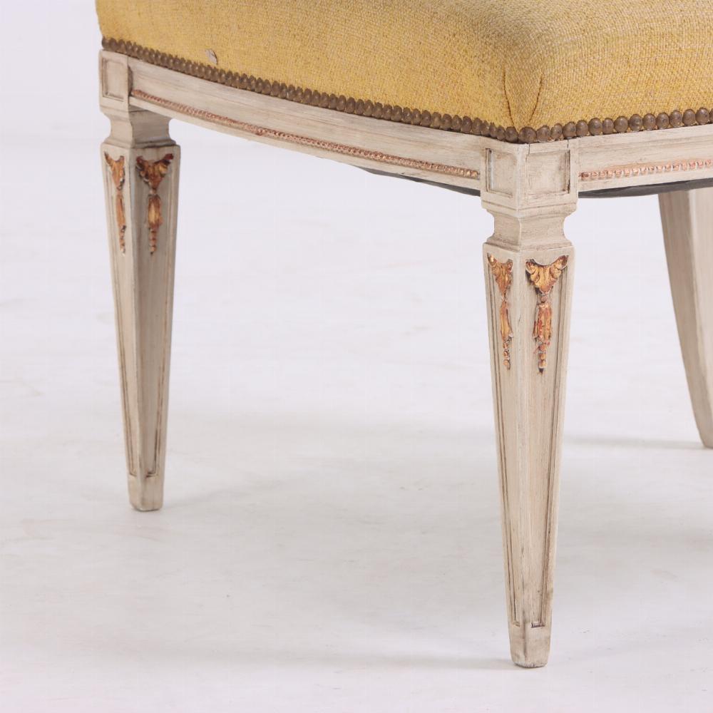 A Pair of French Louis XIV style upholstered side chairs, C. 1940. In Good Condition For Sale In Philadelphia, PA