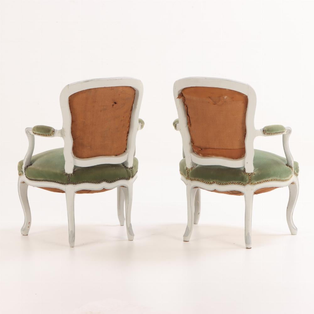 Sculpté Paire de fauteuils ouverts peints de style Louis XV, A.I.C. en vente