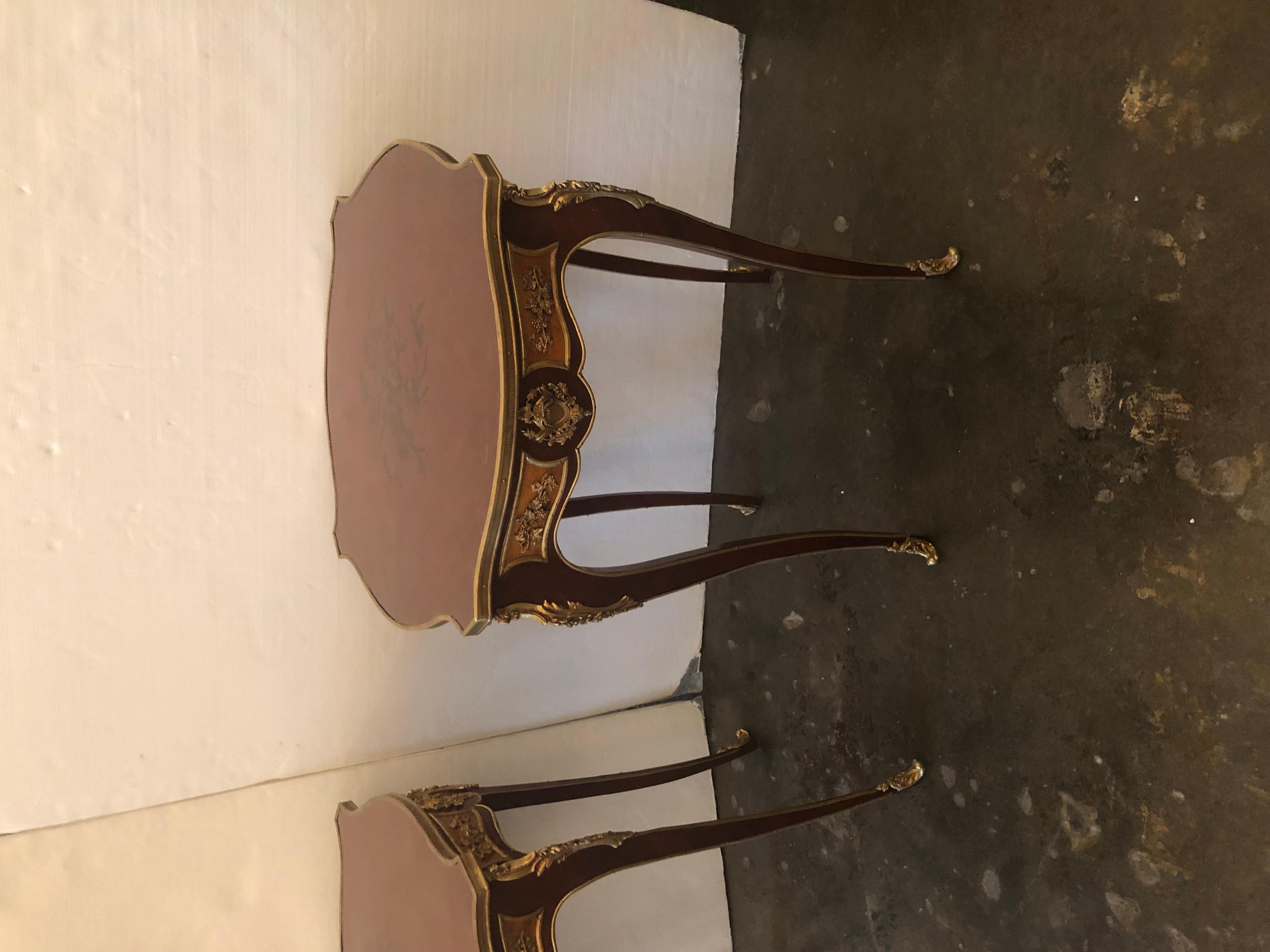 Louis XIV Paire de tables françaises de style Louis XV en acajou monté sur bronze doré avec marqueterie en vente