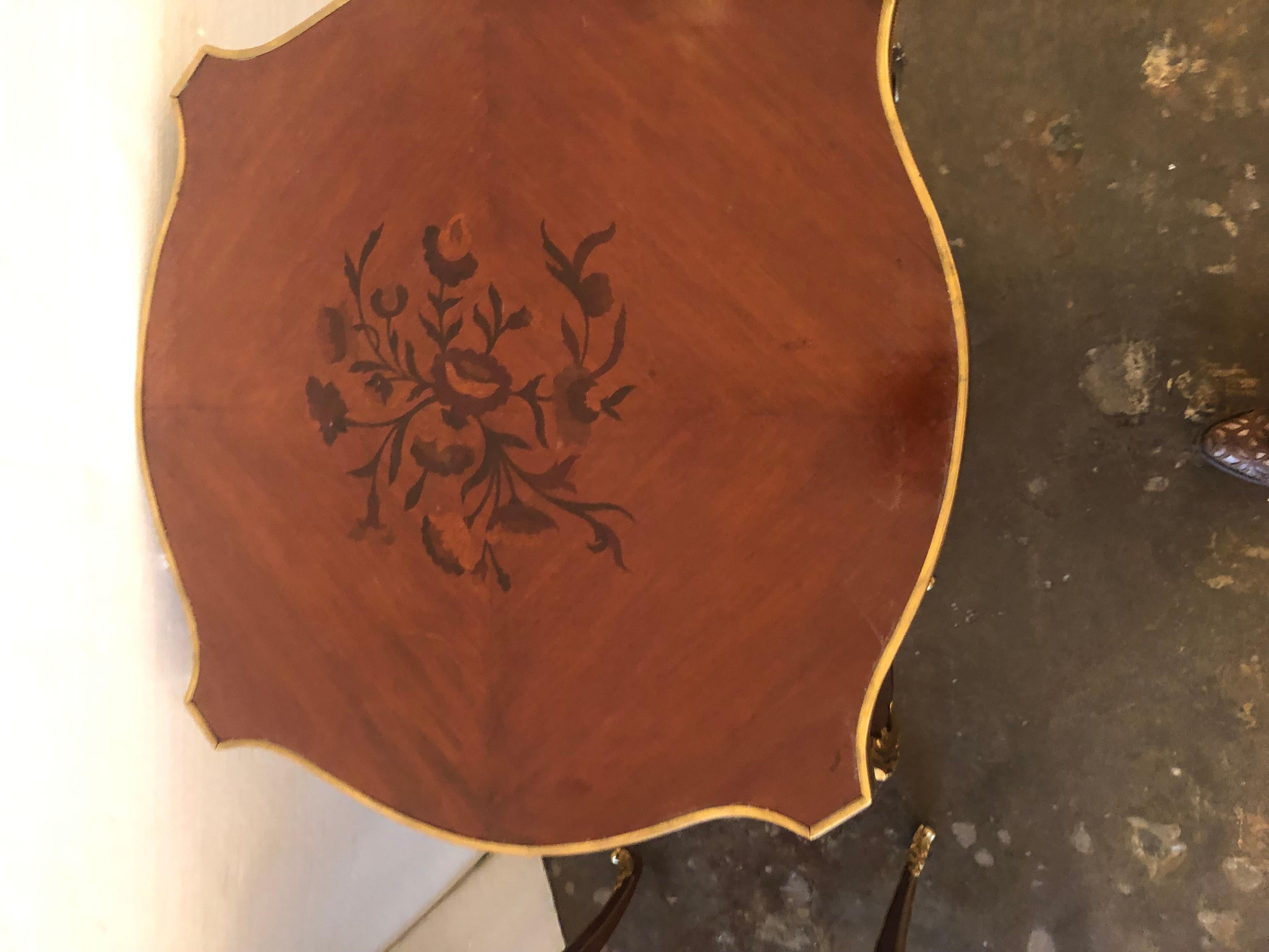 XIXe siècle Paire de tables françaises de style Louis XV en acajou monté sur bronze doré avec marqueterie en vente