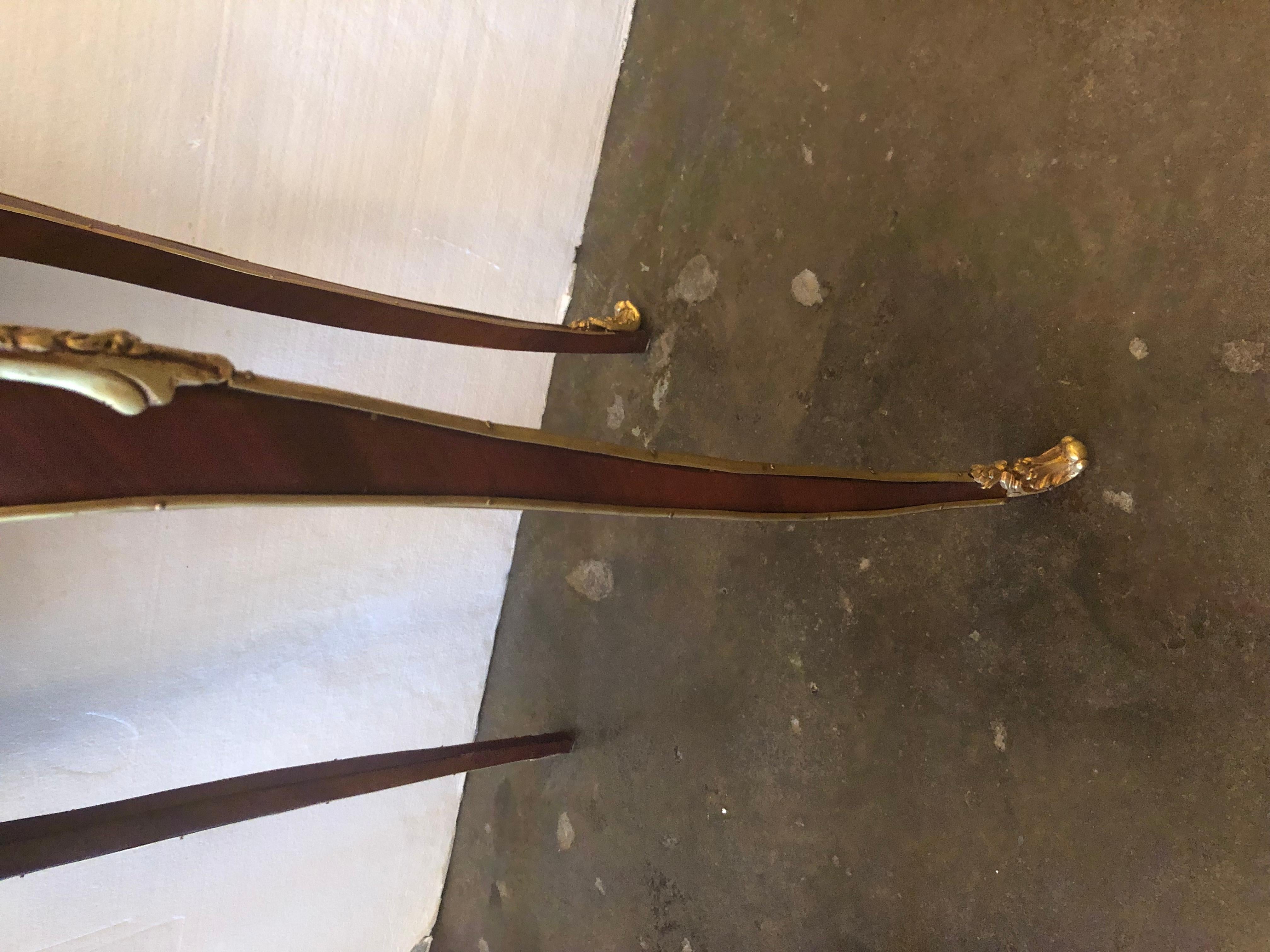 Bronze Paire de tables françaises de style Louis XV en acajou monté sur bronze doré avec marqueterie en vente