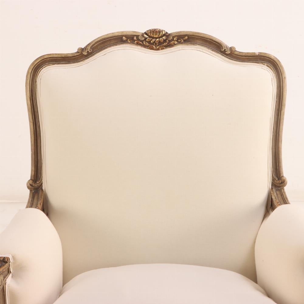 A Pair of French Louis XV style painted and giltwood bergere chairs, C 1940. In Good Condition For Sale In Philadelphia, PA